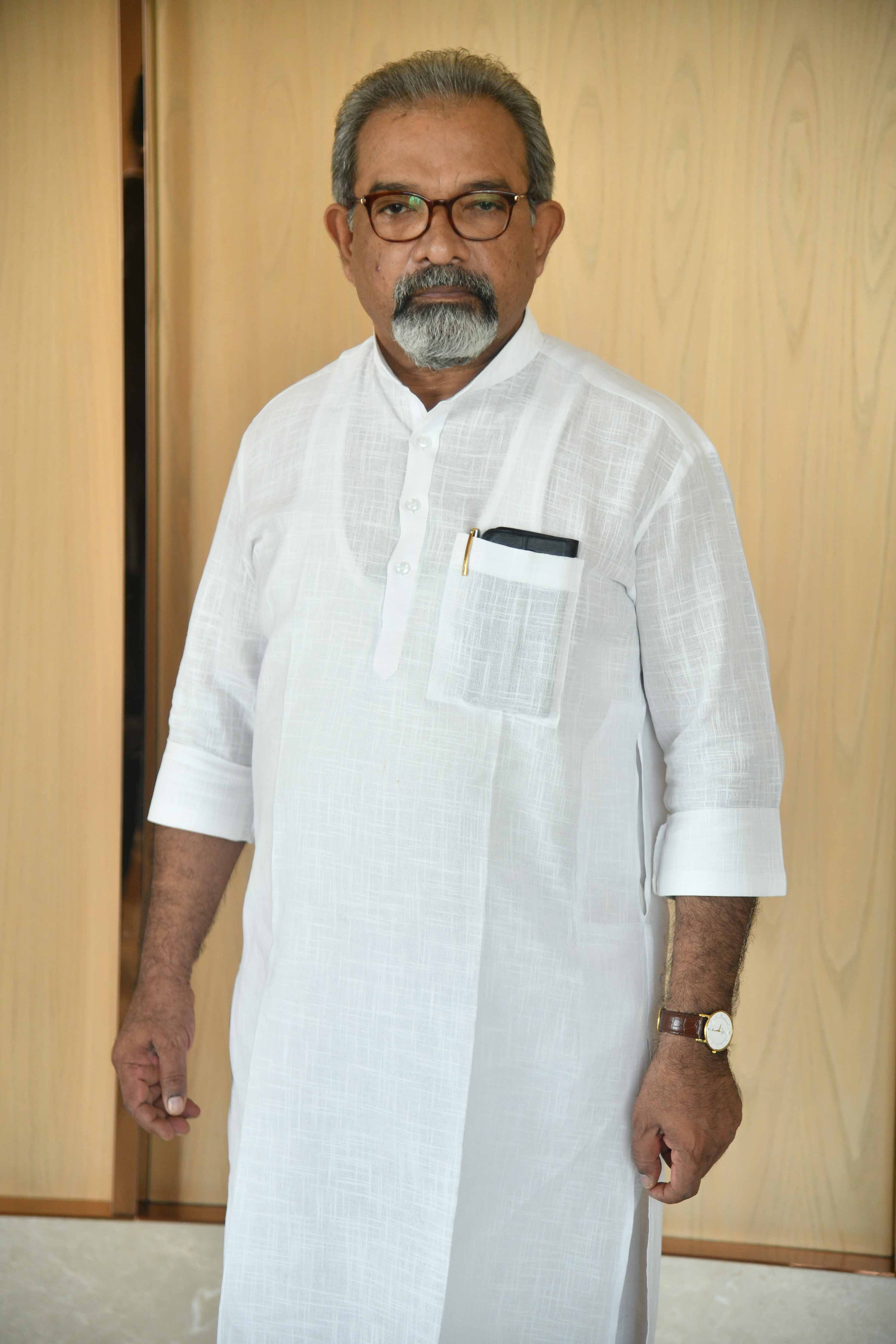 Kasturi nivasaDirector Dinesh babu