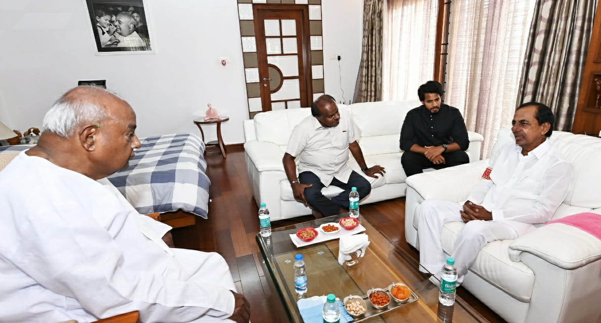पूर्व प्रधानमंत्री एचडी देवगौड़ा के साथ उनके आवास पर तीन घंटों तक चली चर्चा