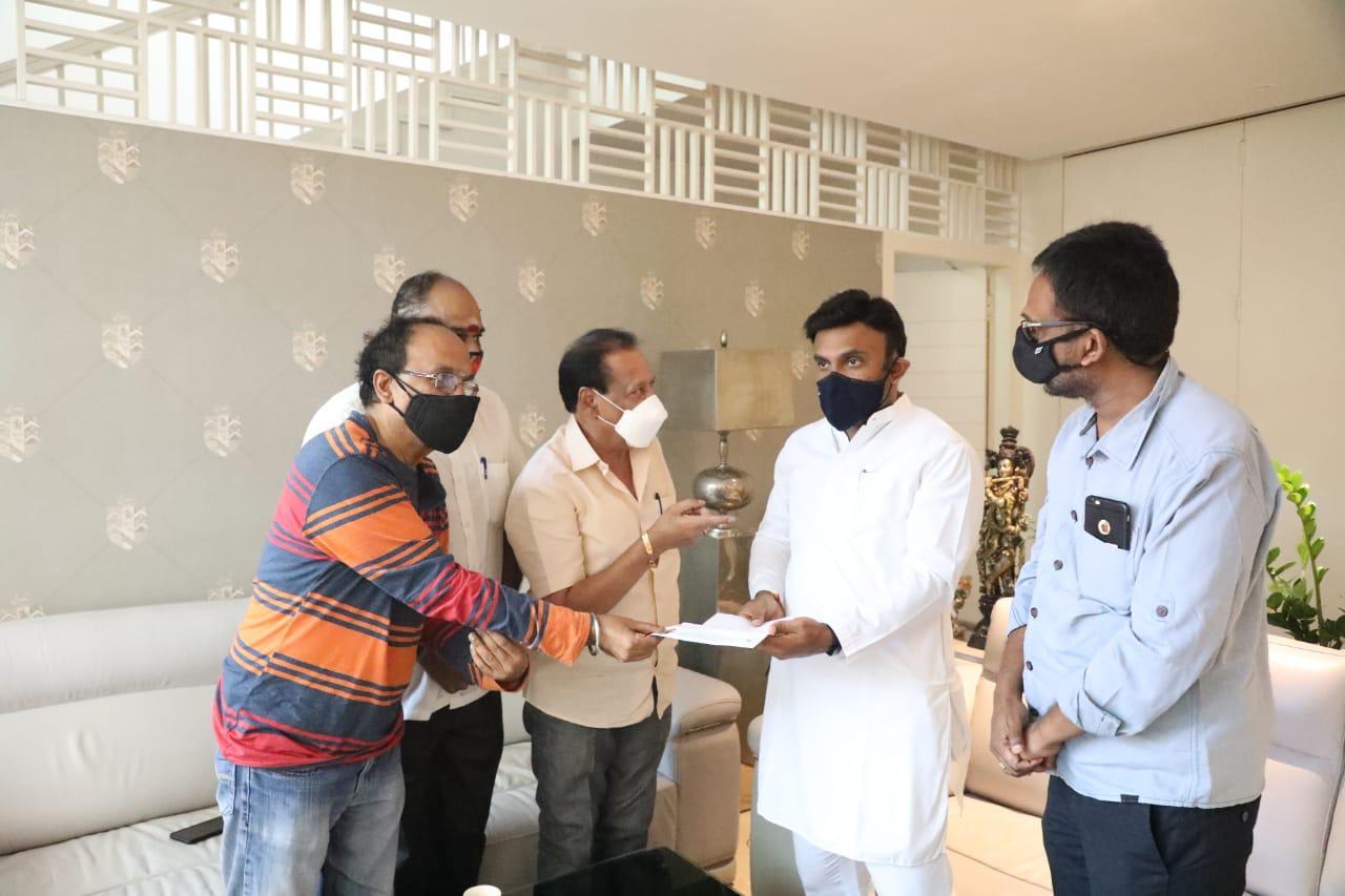 Sandalwood stars , Appeal to government from Sandalwood stars, Sandalwood stars news, ಕನ್ನಡ ಚಿತ್ರರಂಗದಲ್ಲಿ ಮನವಿ ಸಲ್ಲಿಸಲು ಕಾಂಪಿಟೇಶನ್, ಕನ್ನಡ ಚಿತ್ರರಂಗ, ಕನ್ನಡ ಚಿತ್ರರಂಗ ಮನವಿ, ಸ್ಯಾಂಡಲ್​ವುಡ್​ ಸ್ಟಾರ್​, ಸ್ಯಾಂಡಲ್​ವುಡ್​ ಸ್ಟಾರ್​ ಸುದ್ದಿ,