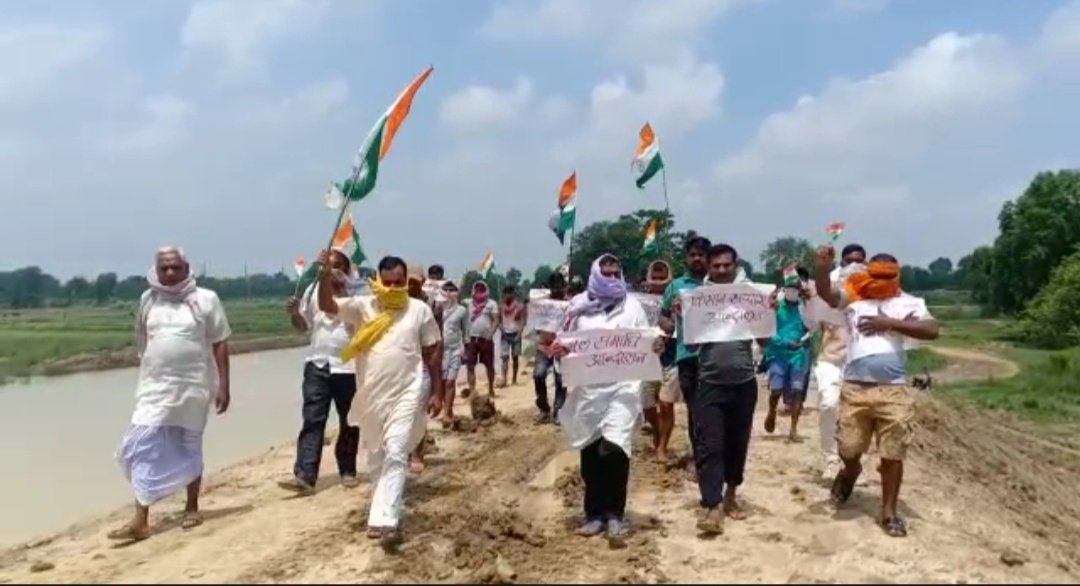 सत्याग्रह आंदोलन करते किसान