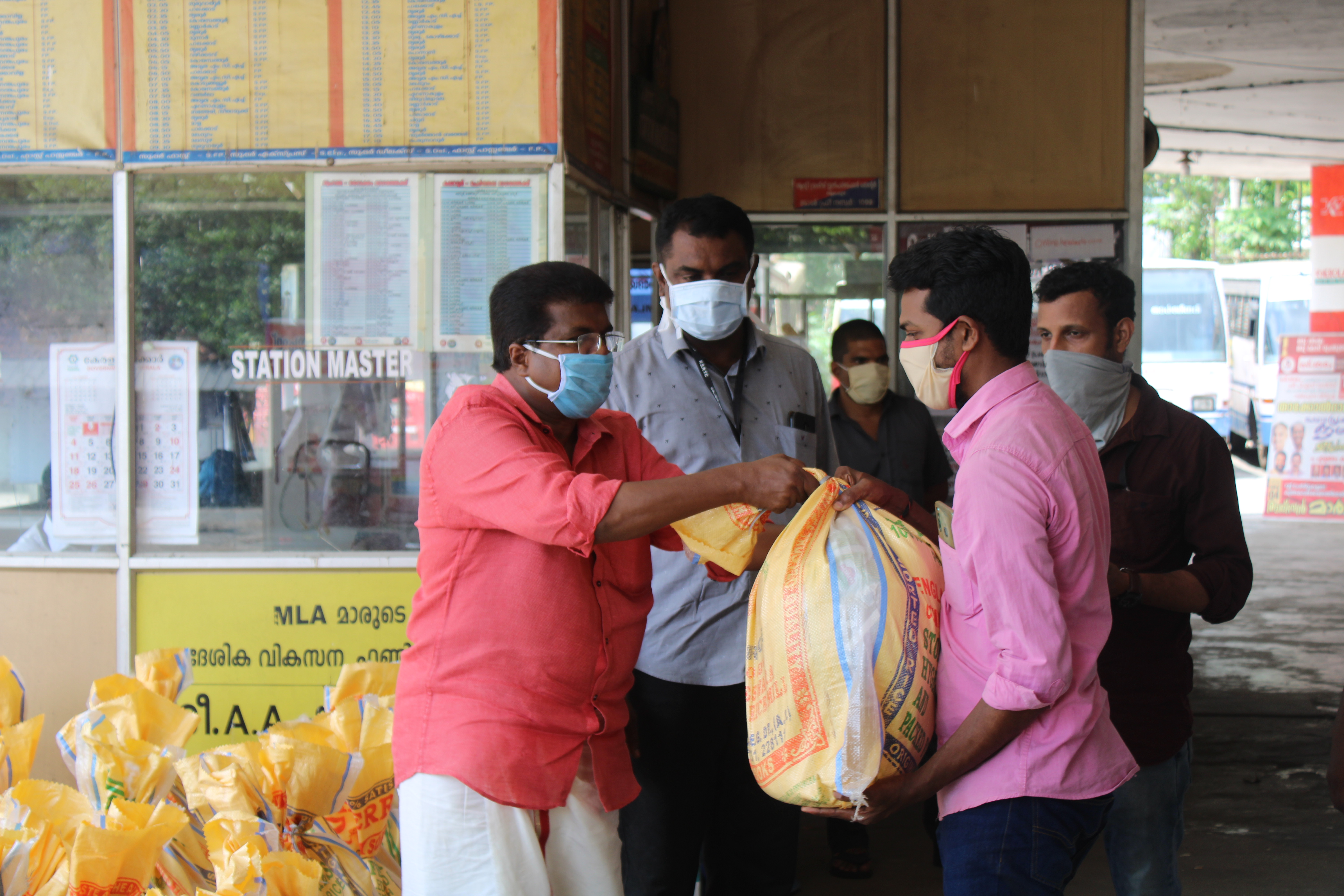 കെഎസ്ആർടിസി ജീവനക്കാർക്ക് ഭക്ഷ്യകിറ്റുകൾ  കെഎസ്ആർടിസി  Food kits for unpaid KSRTC employees  KSRTC employees