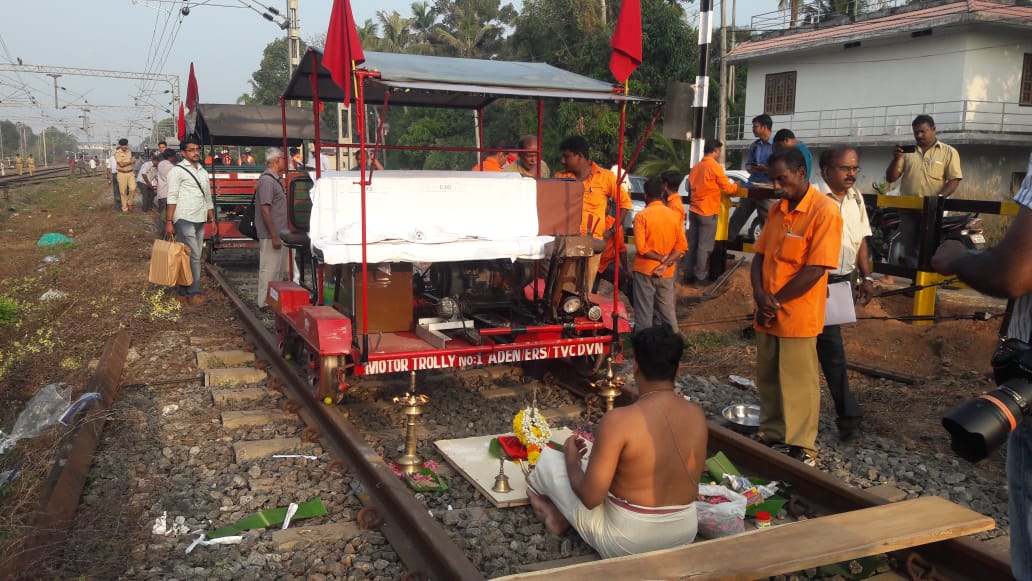 ആലപ്പുഴ  റയിൽവേ പാളത്തിൽ പൂജ  POOJA_IN_RAILWAT_TRACK_  POOJA_IN_RAILWAT_TRACK_AMBALAPPUZHA  AMBALAPPUZHA