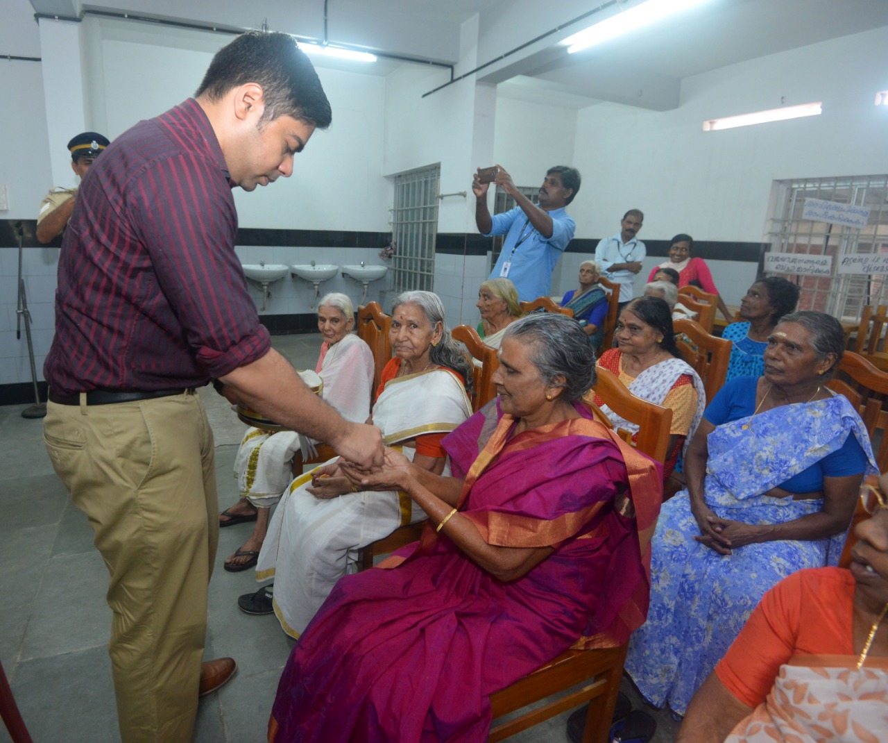 വൃദ്ധസദനം ജില്ലാ കലക്ടർ എറണാകുളം district-collector-suhas-tevara-solace -to-the-elderly-inmates