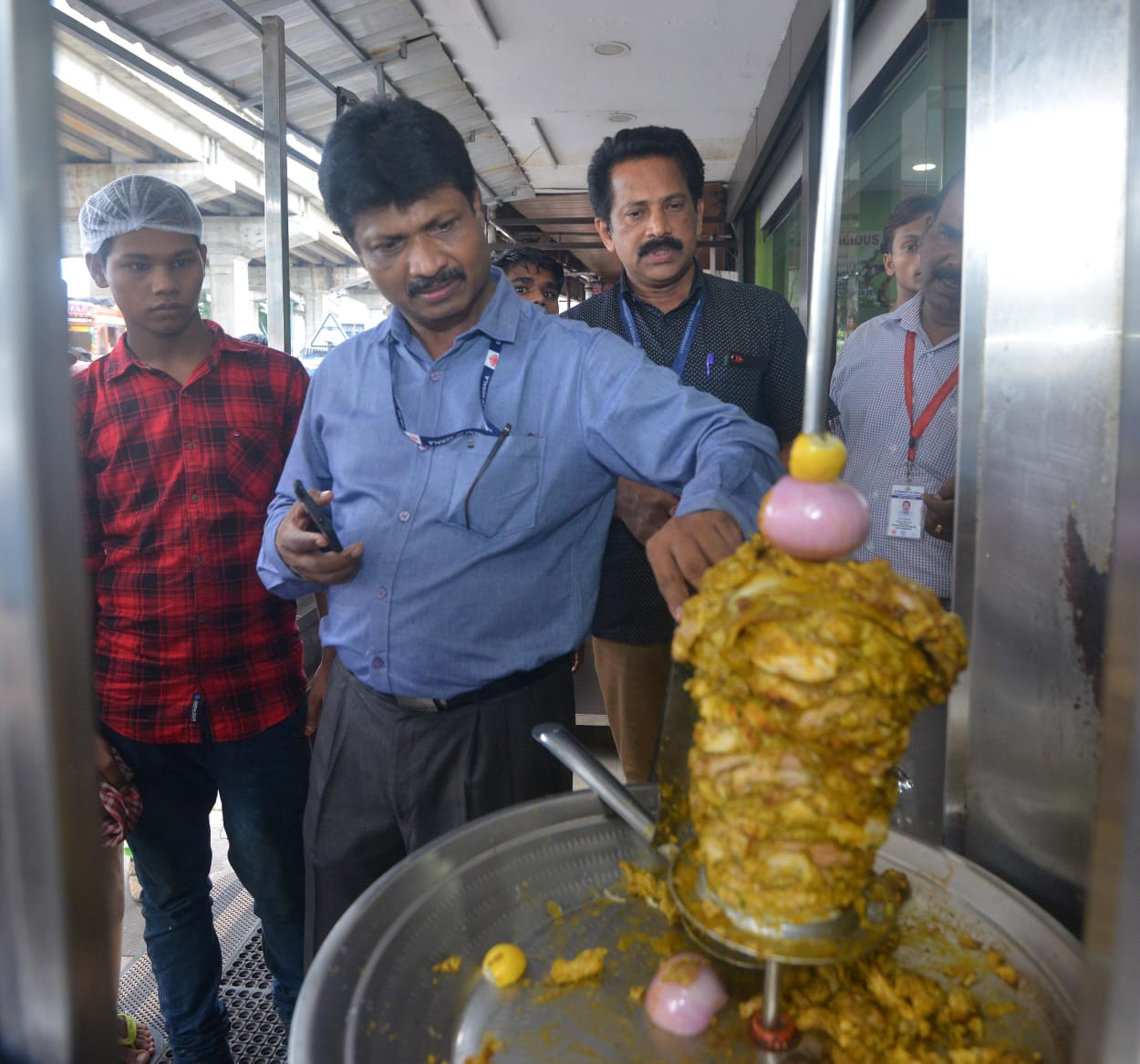 നിയമ വിരുദ്ധമായി പ്രവർത്തിച്ച മൂന്ന് ഹോട്ടലുകൾ അടപ്പിച്ചു പഴകിയ ഭക്ഷണം കണ്ടെത്തി മൂന്ന് ഹോട്ടലുകൾ അടപ്പിച്ചു ഓപ്പറേഷൻ സേഫ് ഫുഡ്