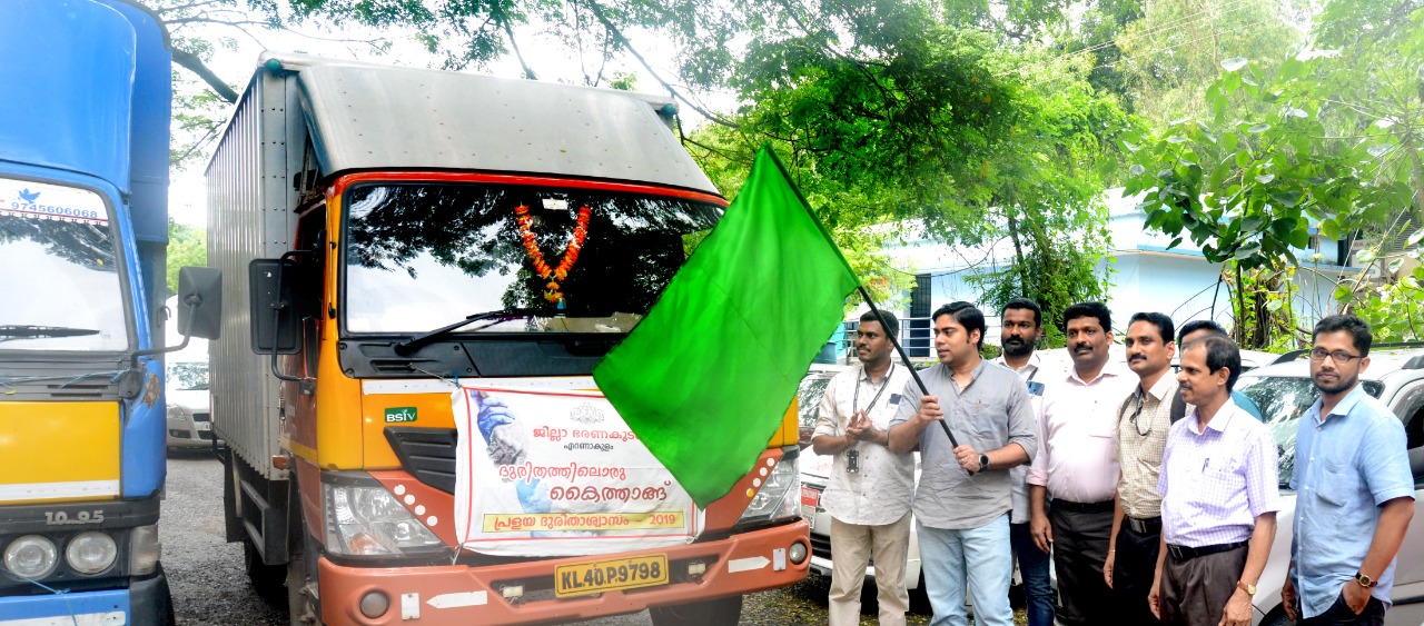 relief camp  ernakulam  malapuram  rain havoc  ദുരിതാശ്വാസ വസ്തുക്കൾ  മഴക്കെടുതി  വയനാട്  ജില്ലാ ഭരണകൂടം