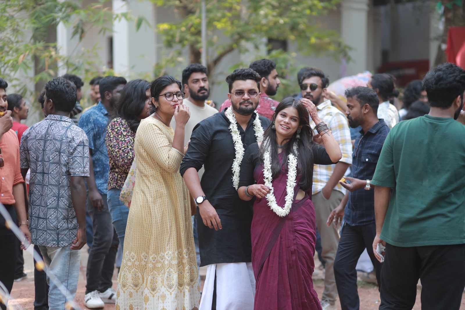 maharajas campus  maharajas  nadeem and kripa got married in maharajas campus  youth festival day maharajas campus  maharajas campus ernakulam  nadeem and kripa  nadeem  kripa  പ്രണയം  മഹാത്മാഗാന്ധി സർവകലാശാല  മഹാത്മാഗാന്ധി സർവകലാശാല കലോത്സവ ദിനത്തിൽ വിവാഹം  മഹാരാജാസ് കോളജിൽ വിവാഹം  പൂർവ്വ വിദ്യാർഥികളുടെ വിവാഹം മഹാരാജാസ്  എംജി യൂണിവേഴ്‌സിറ്റി കലോത്സവം  എംജി യൂണിവേഴ്‌സിറ്റി കലോത്സവത്തിൽ വിവാഹം  എംജി യൂണിവേഴ്‌സിറ്റി  നദീം  കൃപ