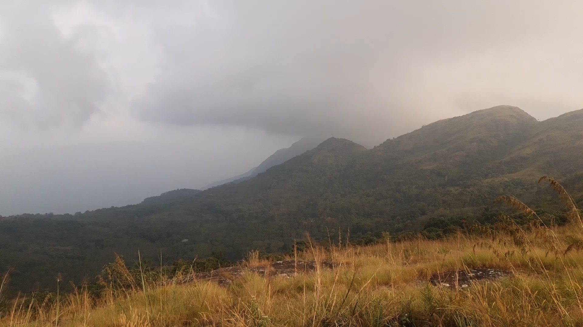 Scenic beauty of Ilaveezhapoonchira  ഇലവീഴാപൂഞ്ചിറയിലെ കാഴ്‌ചകള്‍  ഇലവീഴപൂഞ്ചിറയില്‍ നിന്നുള്ള വിദൂരക്കാഴ്‌ചകള്‍  ഇലവീഴാപൂഞ്ചിറ  ഇലവീഴാപൂഞ്ചിറ ഐതീഹ്യം  ഇലവീഴാപൂഞ്ചിറ ആകര്‍ഷണങ്ങള്‍  specialties of Ilaveezhapoonchira  Ilaveezhapoonchira as a trucking center