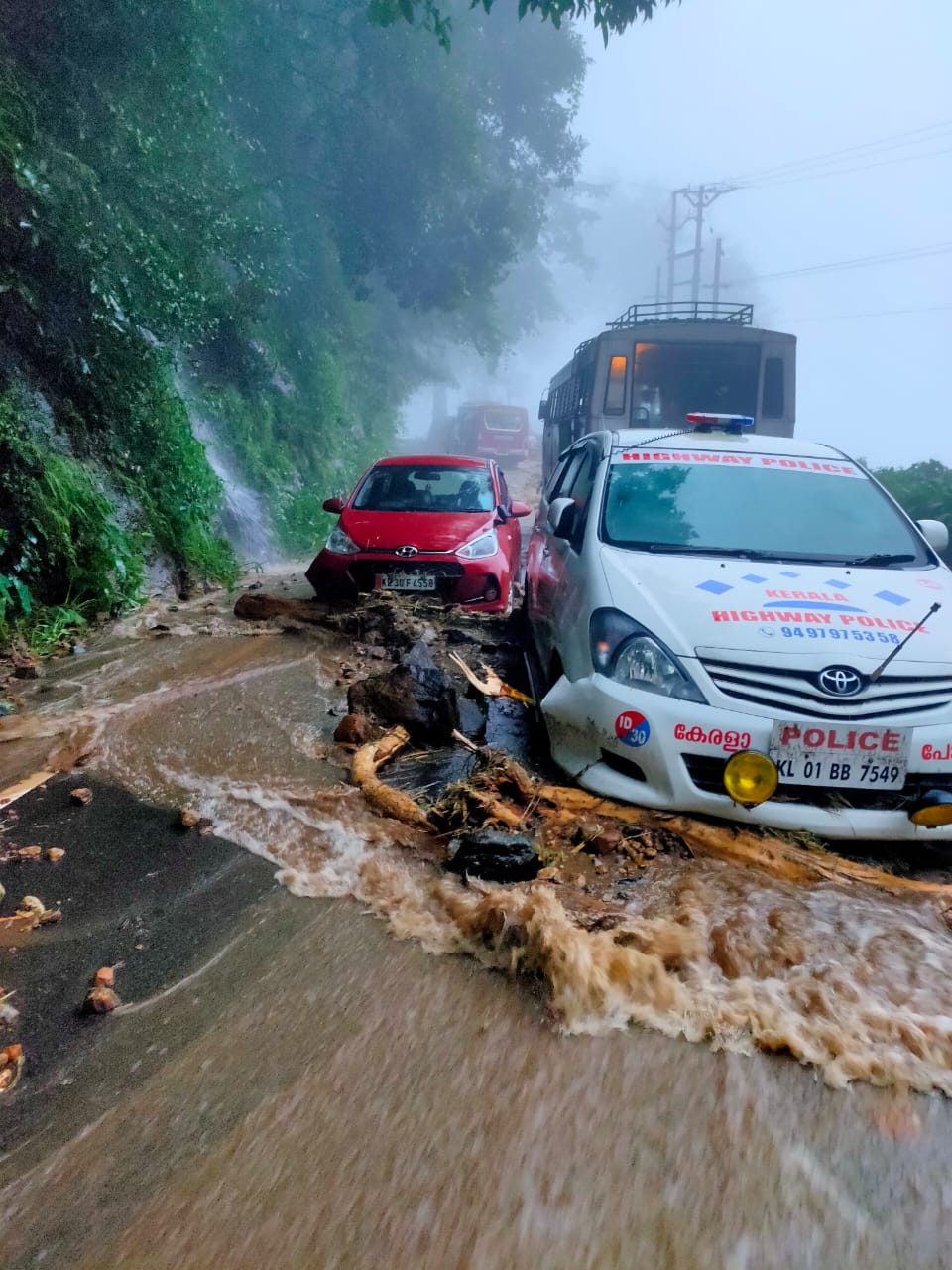 idukki rain updates  malankara and lower periyar dams opened  malankara dam  malankara dam opened  lower periyar dam opened  idukki rain  ഇടുക്കി മഴ  ഇടുക്കി വാർത്ത  ഇടുക്കി മഴ വാർത്ത  ഇടുക്കി ഡാം തുറന്നു  മലങ്കര ഡാം  മലങ്കര ഡാം തുറന്നു  ലോവർ പെരിയാർ ഡാം  ലോവർ പെരിയാർ ഡാം തുറന്നു  മഴക്കെടുതിയില്‍ ദുരിതം നിറഞ്ഞ് ഇടുക്കി