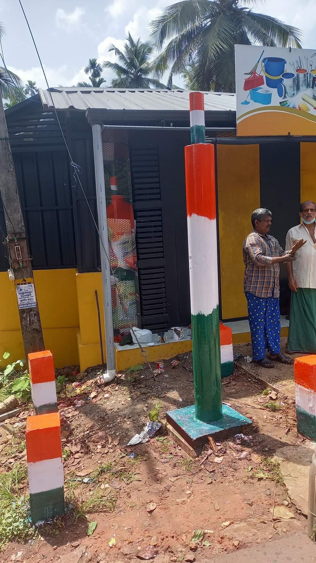 CPM workers tied red flag flagpole Muthambi  Muthambi CPM Congress Fight Koyilandi  ചുവപ്പ് പെയിന്‍റടിച്ച മുത്താമ്പിയിലെ കൊടിമരം  കൊടിമരം തിരിച്ച് പിടിച്ച് കോണ്‍ഗ്രസ്  മുത്തമ്പിയില്‍ സിപിഎം കോണ്‍ഗ്രസ് സംഘര്‍ഷം