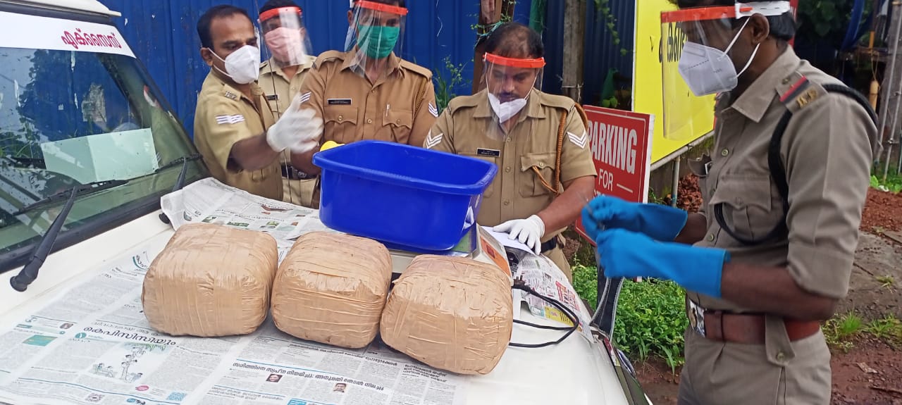 Five kilograms of cannabis were seized  seized from a car in Taliparamb  അഞ്ച്‌ കിലോ കഞ്ചാവ്‌ പിടികൂടി  കണ്ണൂർ