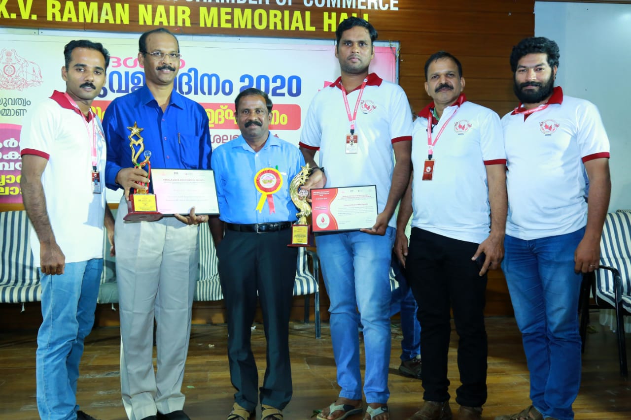 blood donors  Rudhira Sena award news  blood donating kerala news  കാസര്‍കോട് രുധിര സേന  രക്തദാന സംഘടന രുധിര സേന