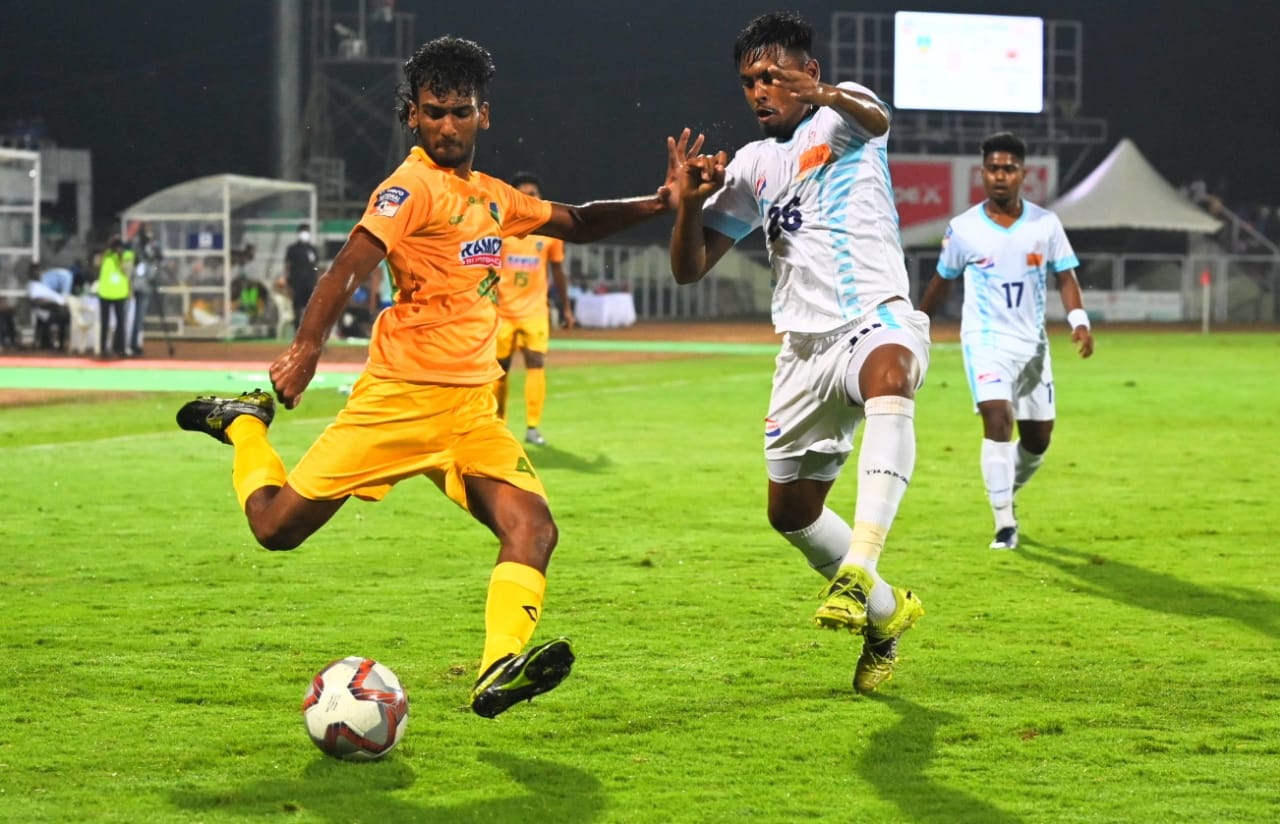 santosh trophy kerala beat west bengal  സന്തോഷ് ട്രോഫി 2022  Kerala beat west Bengal in Santosh trophy by two goals  സന്തോഷ് ട്രോഫി: ബംഗാളിനോട് മമതയില്ലാതെ കേരളം, ജയത്തോടെ പോയിന്‍റ് പട്ടികയിൽ ഒന്നാമത്  santosh trophy updates  kerala santosh trophy news updates  പകരക്കാരായി കളത്തിലെത്തിയ നൗഫൽ, ജെസിന്‍ എന്നിവരാണ് കേരളത്തിനായി ഗോൾ നേടിയത്.  ജയത്തോടെ കേരളം പോയിന്‍റ് പട്ടികയിൽ ഒന്നാമത്  കേരളം vs ബംഗാൾ  kerala vs west bengal