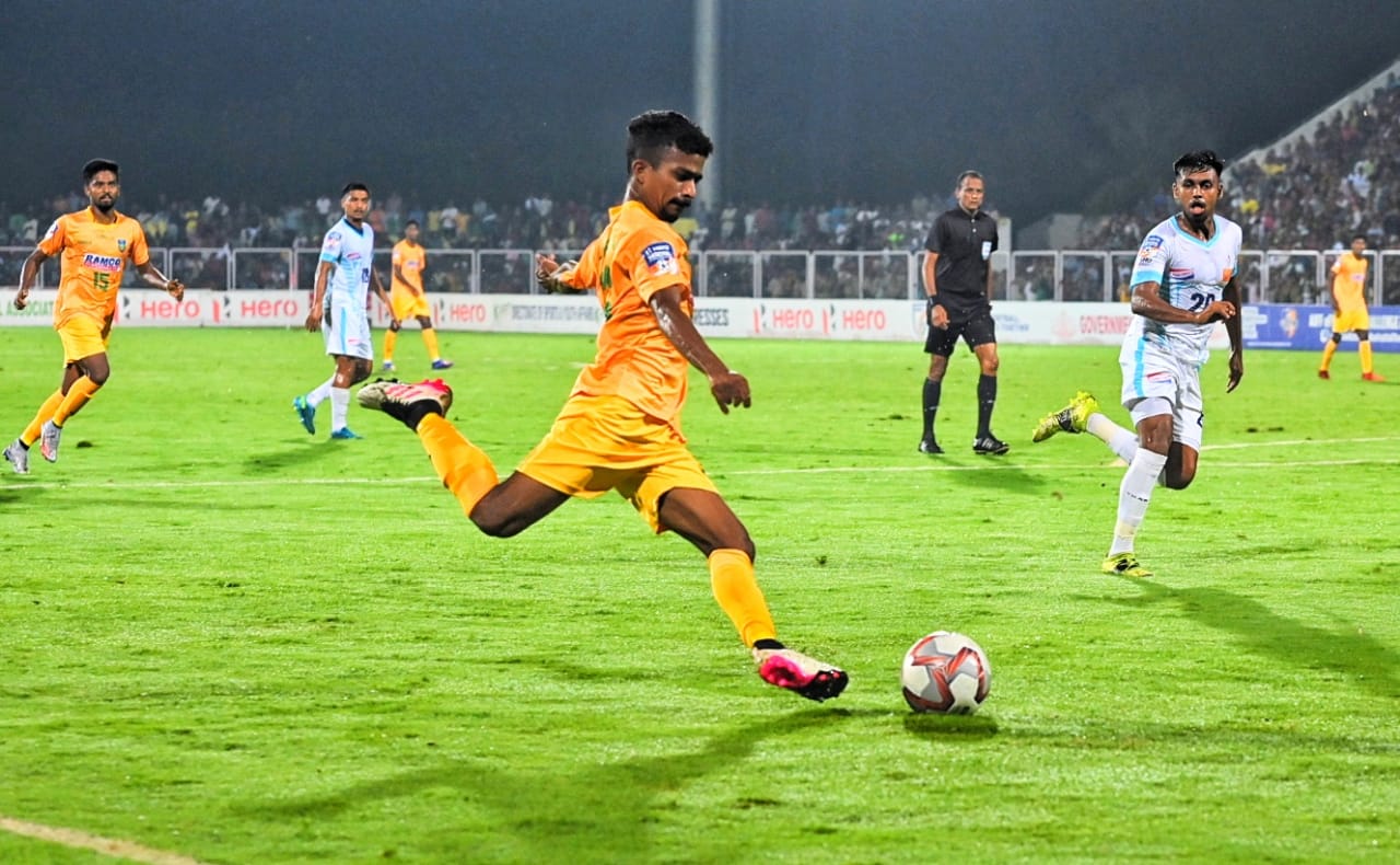 santosh trophy kerala beat west bengal  സന്തോഷ് ട്രോഫി 2022  Kerala beat west Bengal in Santosh trophy by two goals  സന്തോഷ് ട്രോഫി: ബംഗാളിനോട് മമതയില്ലാതെ കേരളം, ജയത്തോടെ പോയിന്‍റ് പട്ടികയിൽ ഒന്നാമത്  santosh trophy updates  kerala santosh trophy news updates  പകരക്കാരായി കളത്തിലെത്തിയ നൗഫൽ, ജെസിന്‍ എന്നിവരാണ് കേരളത്തിനായി ഗോൾ നേടിയത്.  ജയത്തോടെ കേരളം പോയിന്‍റ് പട്ടികയിൽ ഒന്നാമത്  കേരളം vs ബംഗാൾ  kerala vs west bengal