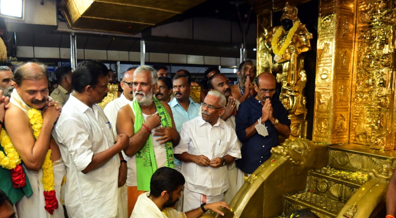 tamilnadu minsiter p k sekar babu  sabarimala  sabarimala pilgrimage  sabarimala pilgrims  sabarimala devotees  minsiter p k sekar babu visits sabarimala  thanka anki  തമിഴ്‌നാട് ദേവസ്വം മന്ത്രി പി കെ ശേഖർ ബാബു  തമിഴ്‌നാട് മന്ത്രി പി കെ ശേഖർ ബാബു ശബരിമലയിൽ  മന്ത്രി പി കെ ശേഖർ ബാബു ശബരിമല ദർശനം  ശബരിമല ദർശനം  ശബരിമല  തമിഴ്‌നാട് ദേവസ്വം മന്ത്രി  തമിഴ്‌നാട് ദേവസ്വം മന്ത്രി ശബരിമല ദർശനം  p k sekar babu  പി കെ ശേഖർ ബാബു