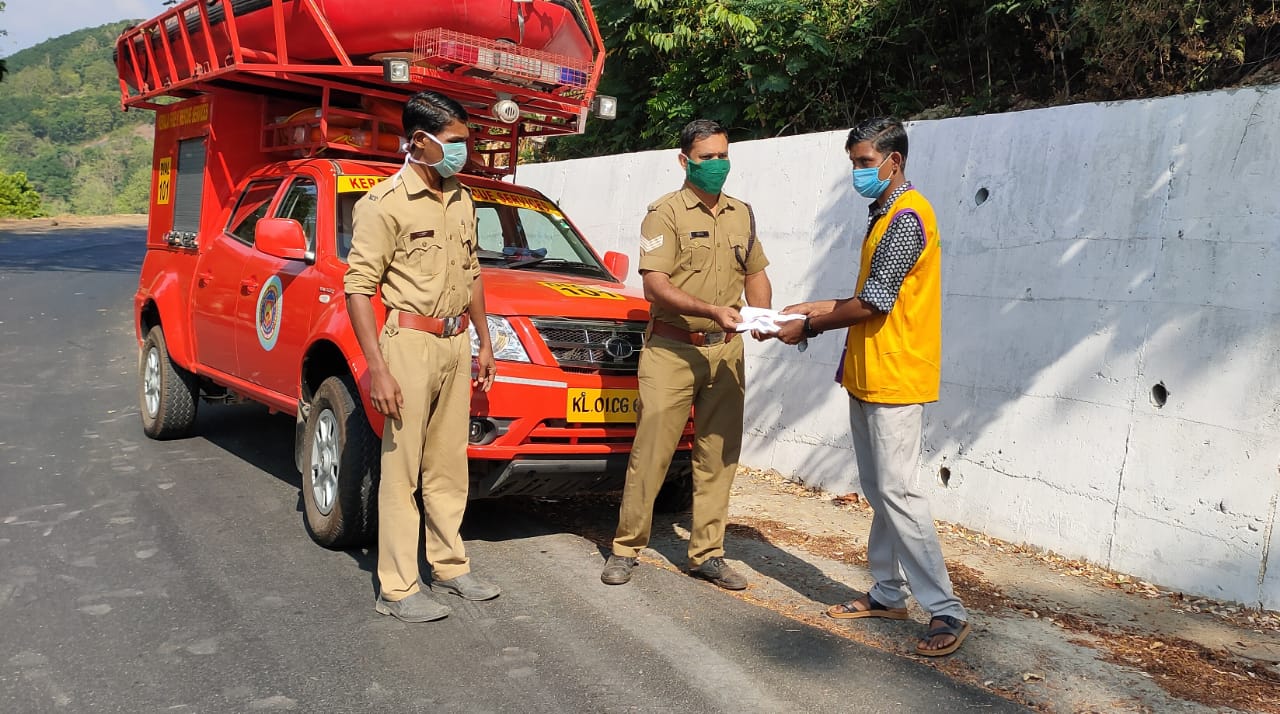 തമിഴ്നാട്  മനുഷ്യത്വം  കേരളം  തമിഴ്നാട്  ലോക് ഡൗണ്‍  അതിര്‍ത്തി  നാടുകാണി ചുരം  കേരള ഫയര്‍ ഫോഴ്സ്  ക്യാന്‍സര്‍ മുരന്ന്  ജീവന്‍ രക്ഷാ മരുന്ന്  Humanity  Kerala Fire Force  Tamil Nadu  cancer medicine