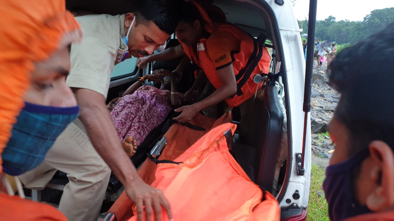 Fireforce personnel brave heavy rains, strong currents in flooded Chaliyar;  Save the life of a pregnant woman during a medical emergency