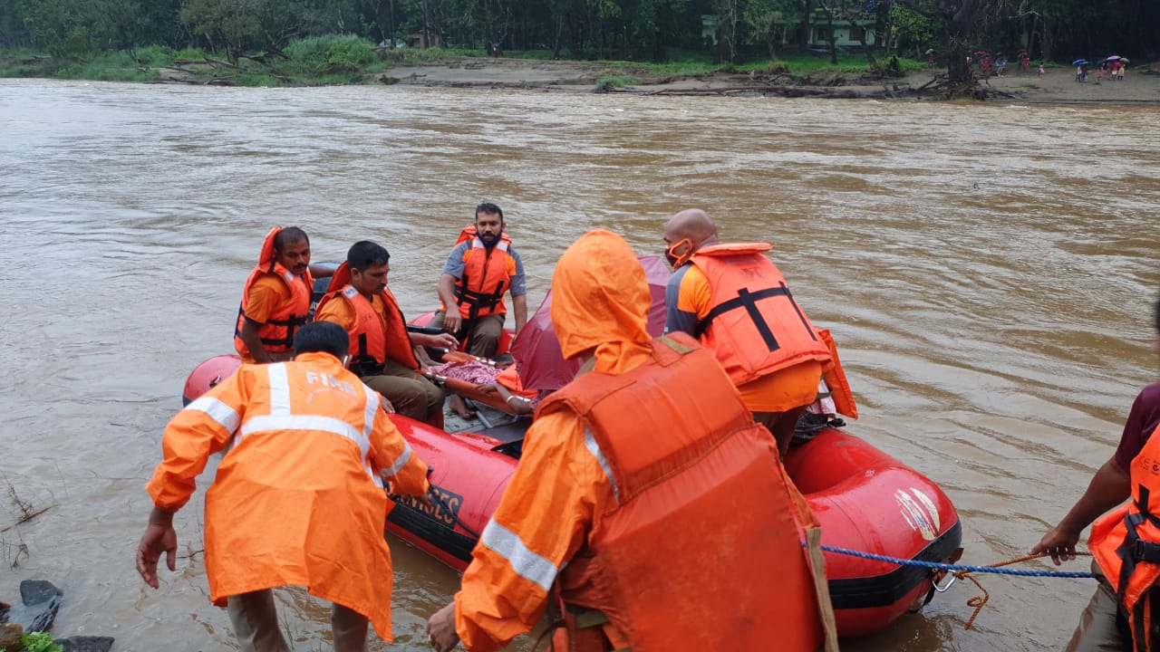 Fireforce personnel brave heavy rains, strong currents in flooded Chaliyar;  Save the life of a pregnant woman during a medical emergency