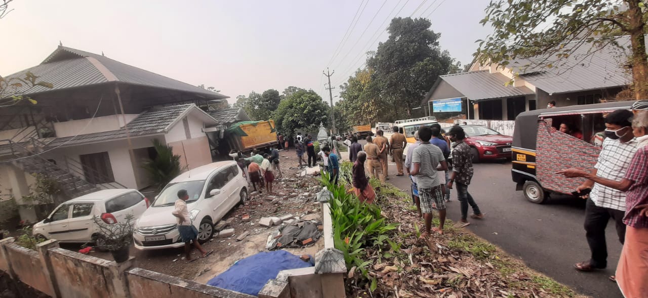 Torres lorry carrying granite crashed house in melukaavu  Torres lorry went out of control and crashed into the house  ടോറസ് ലോറി നിയന്ത്രണം വിട്ട് വീടിനുള്ളിലേക്ക് ഇടിച്ച് കയറി  മേലുകാവ് കാഞ്ഞിരം കവല