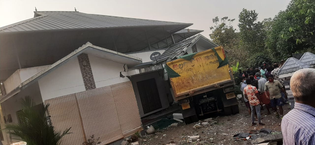 Torres lorry carrying granite crashed house in melukaavu  Torres lorry went out of control and crashed into the house  ടോറസ് ലോറി നിയന്ത്രണം വിട്ട് വീടിനുള്ളിലേക്ക് ഇടിച്ച് കയറി  മേലുകാവ് കാഞ്ഞിരം കവല