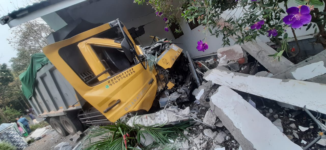 Torres lorry carrying granite crashed house in melukaavu  Torres lorry went out of control and crashed into the house  ടോറസ് ലോറി നിയന്ത്രണം വിട്ട് വീടിനുള്ളിലേക്ക് ഇടിച്ച് കയറി  മേലുകാവ് കാഞ്ഞിരം കവല