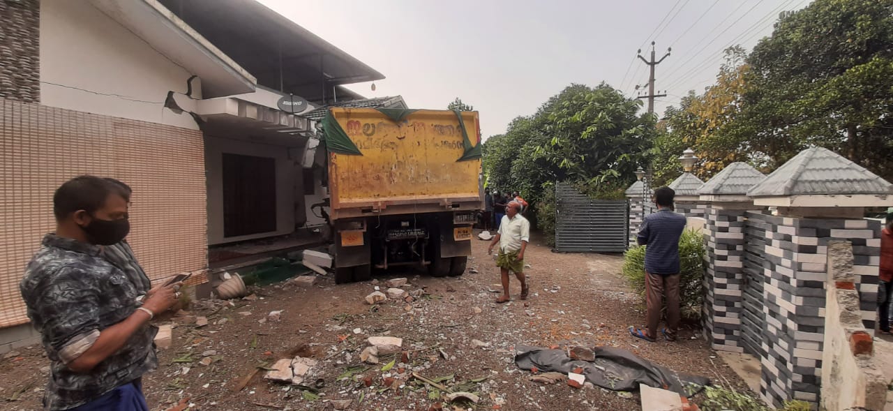 Torres lorry carrying granite crashed house in melukaavu  Torres lorry went out of control and crashed into the house  ടോറസ് ലോറി നിയന്ത്രണം വിട്ട് വീടിനുള്ളിലേക്ക് ഇടിച്ച് കയറി  മേലുകാവ് കാഞ്ഞിരം കവല