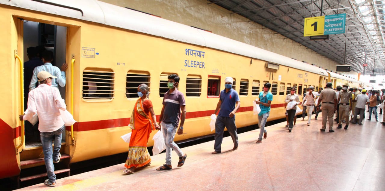 Bellary  District administration who wished the migrant workers of Uttar Pradesh