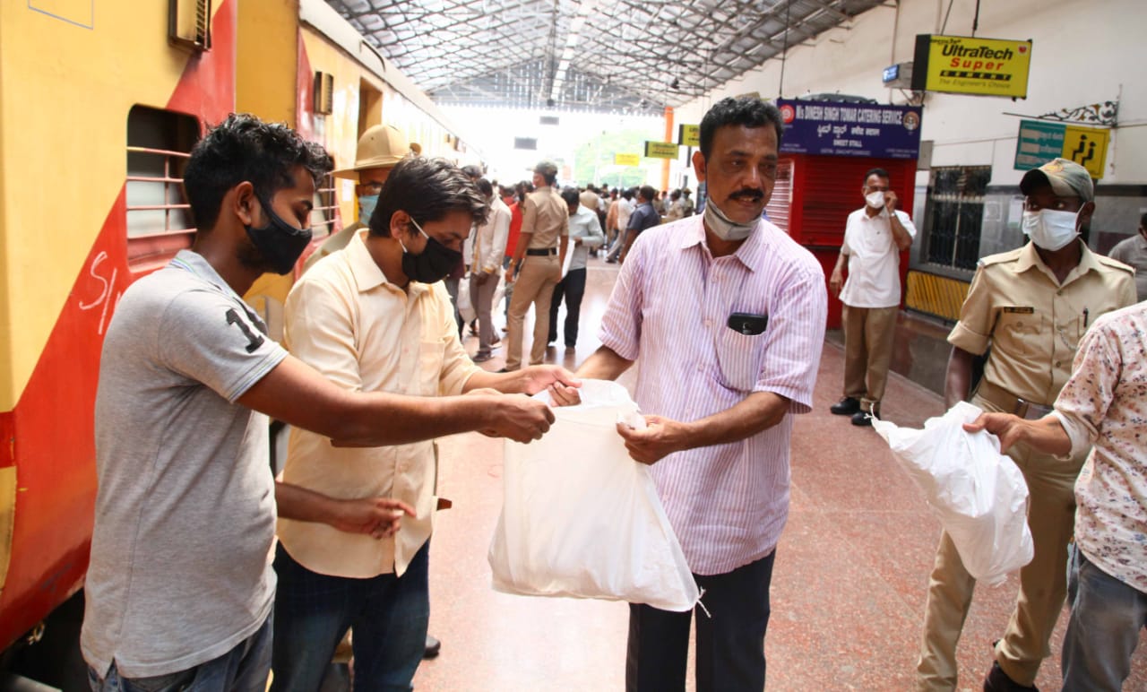 Bellary  District administration who wished the migrant workers of Uttar Pradesh