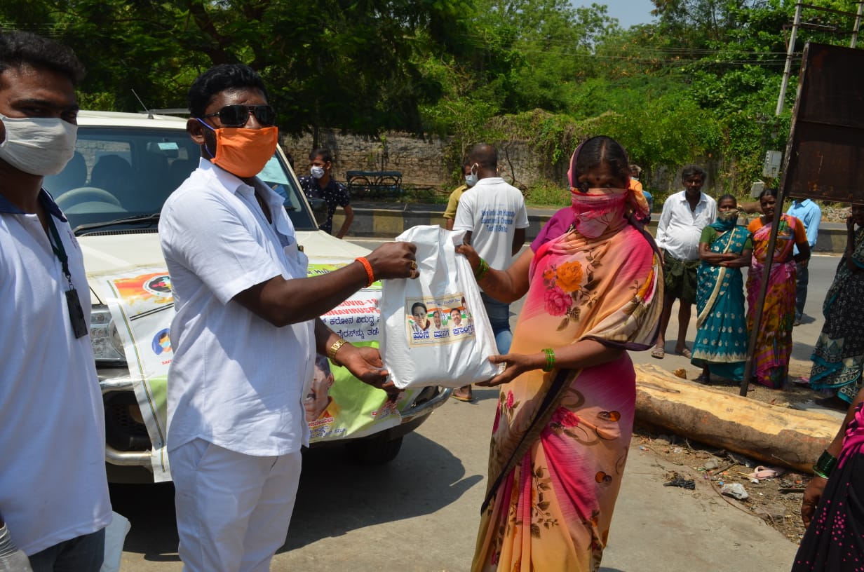 ಬಡ ಜನರಿಗೆ ದಿನಸಿ ಕಿಟ್ ವಿತರಣೆ