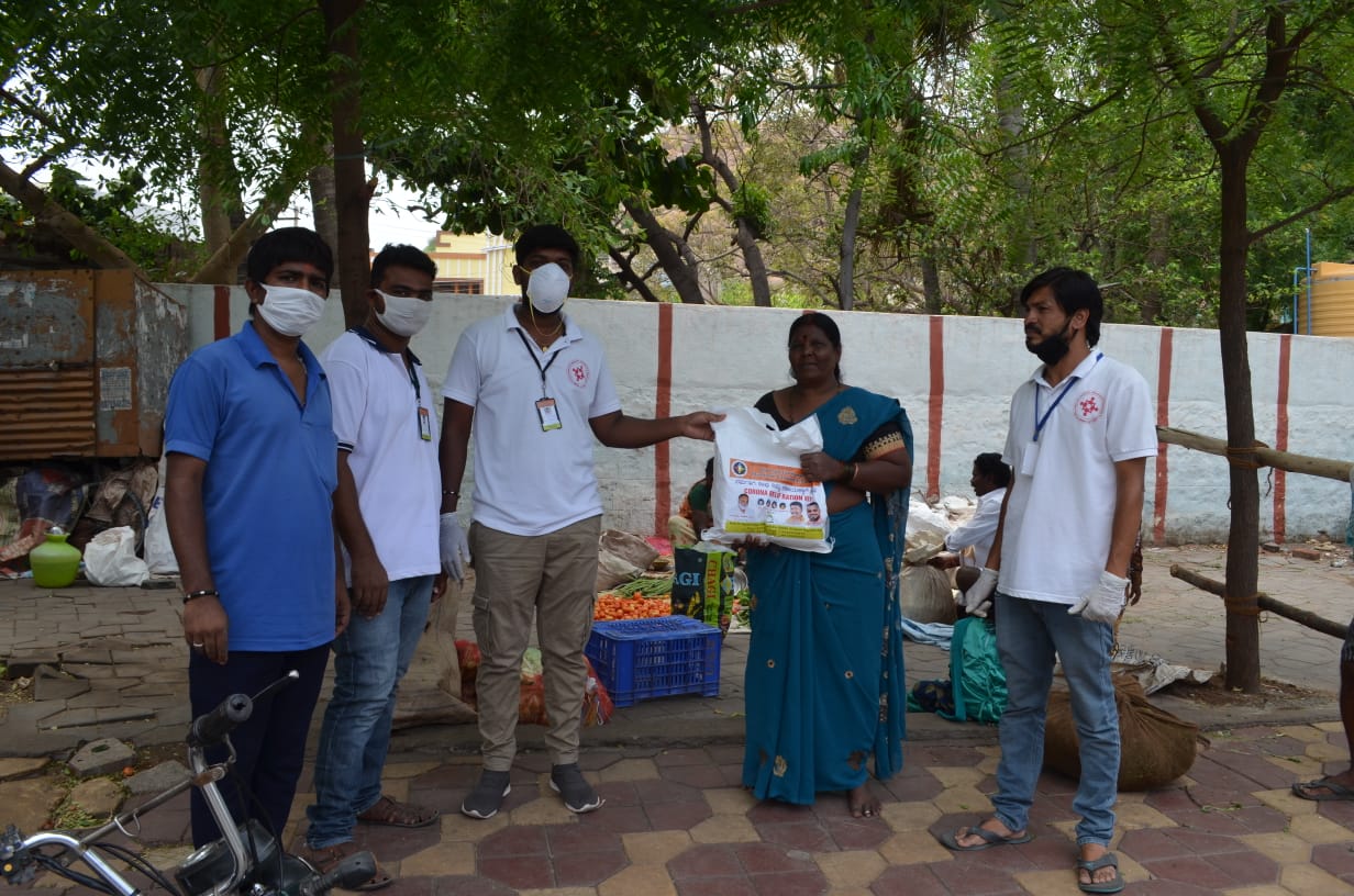 ಬಡ ಜನರಿಗೆ ದಿನಸಿ ಕಿಟ್ ವಿತರಣೆ