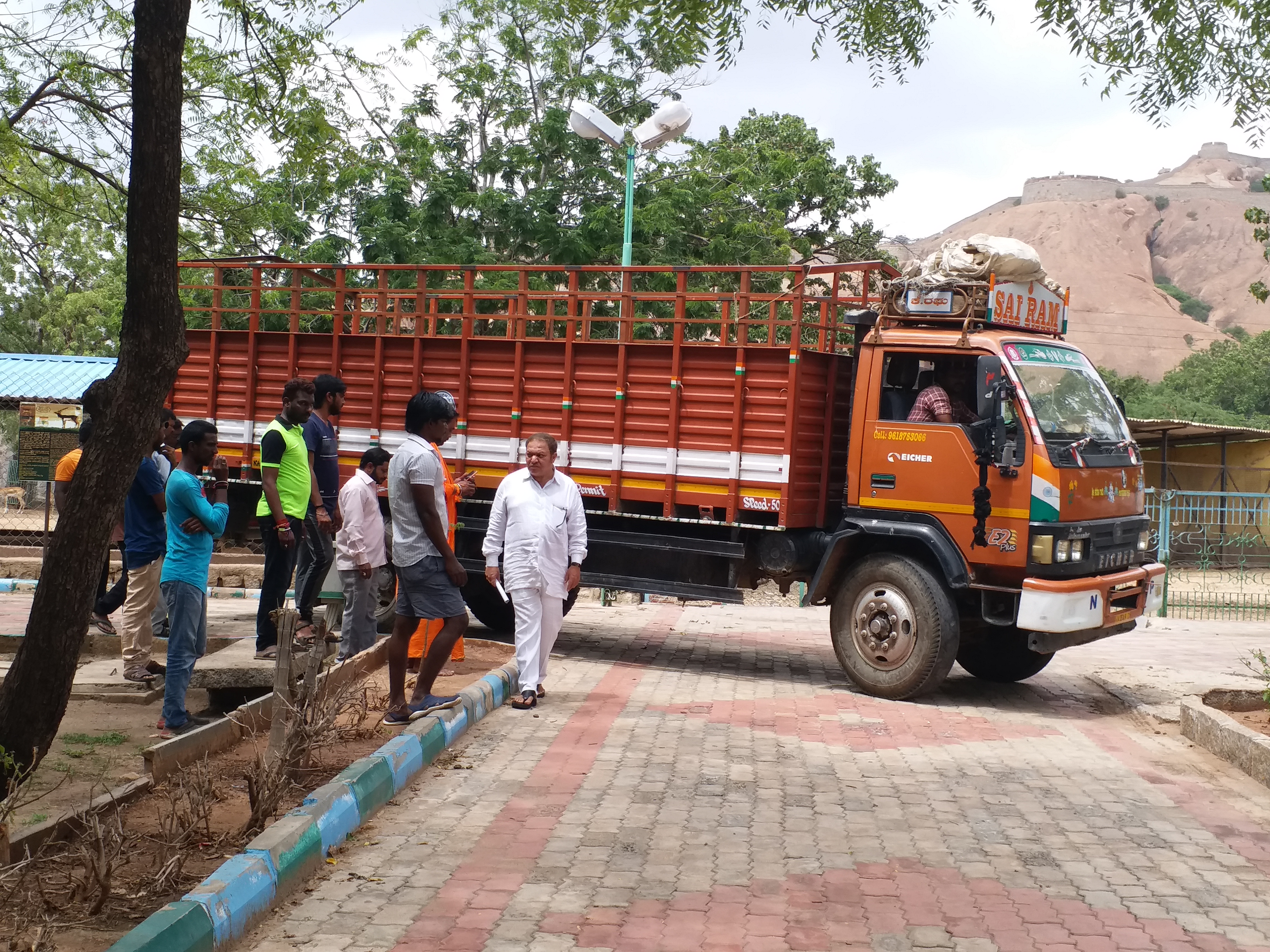 Opposition from the locals to the displacement of animals from Zoo