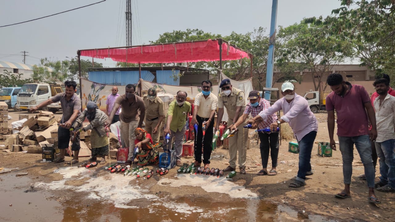 ಜಪ್ತಿ ಮಾಡಿದ್ದ ಮದ್ಯ, ಬೆಲ್ಲದ ಕೊಳೆ‌ ನಾಶ