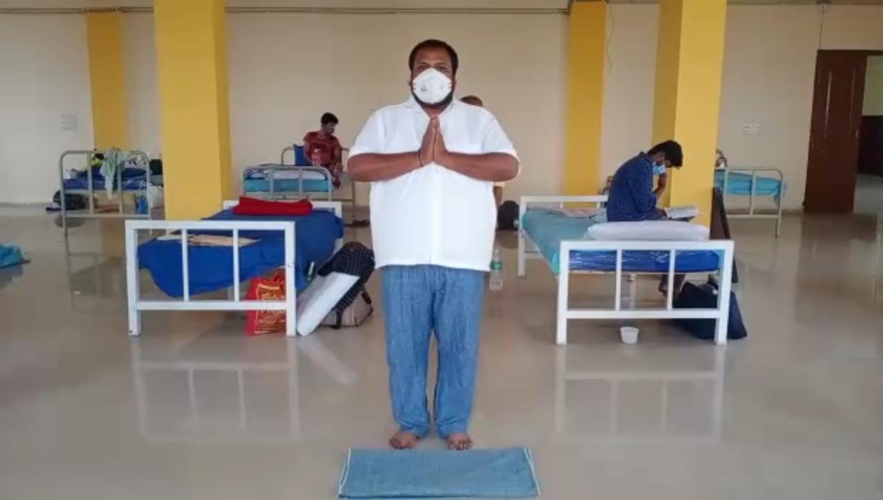 A corona Patient teaches the Yoga in Hospital for Others to Get Relaxation From COVID in bellari, karnataka