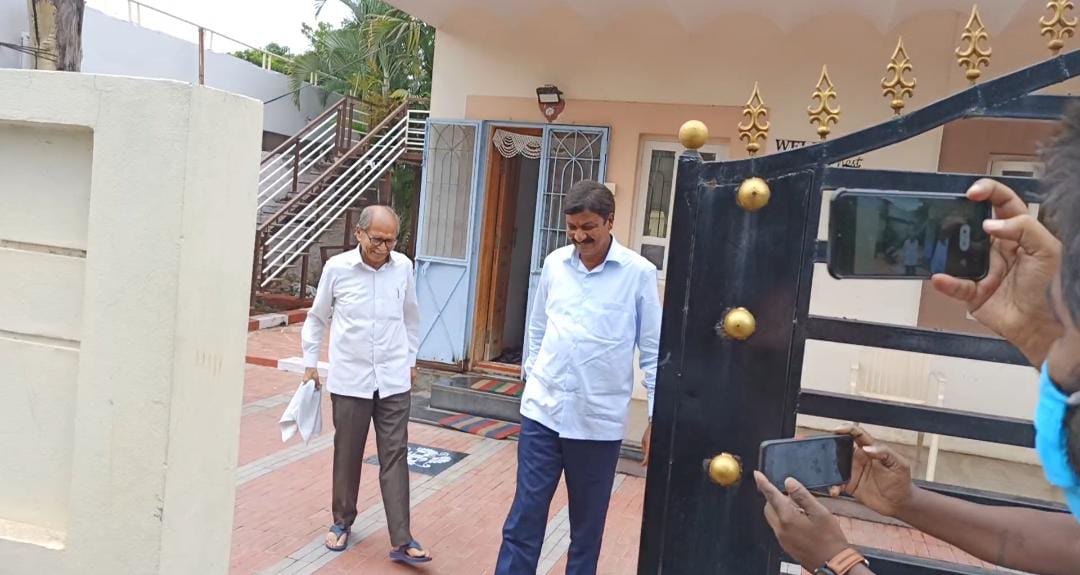 Ramesh Jarakiholi talk with RSS leaders in Athani