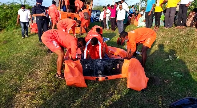 NDRF aids to search for died people