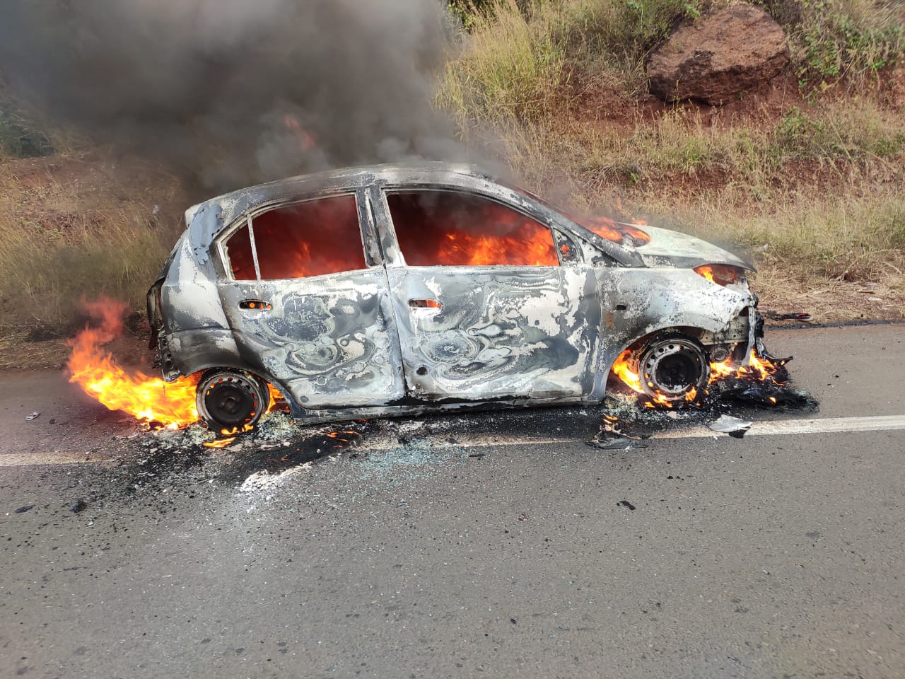 woman burned, woman burned alive, woman burned alive in car, woman burned alive in car in bidar, ಮಹಿಳೆ ದಹನ, ಮಹಿಳೆ ಸಜೀವ ದಹನ, ಕಾರಿನಲ್ಲೇ ಮಹಿಳೆ ಸಜೀವ ದಹನ, ಬೀದರ್​ನಲ್ಲಿ ಕಾರಿನಲ್ಲಿ ಮಹಿಳೆ ಸಜೀವ ದಹನ,