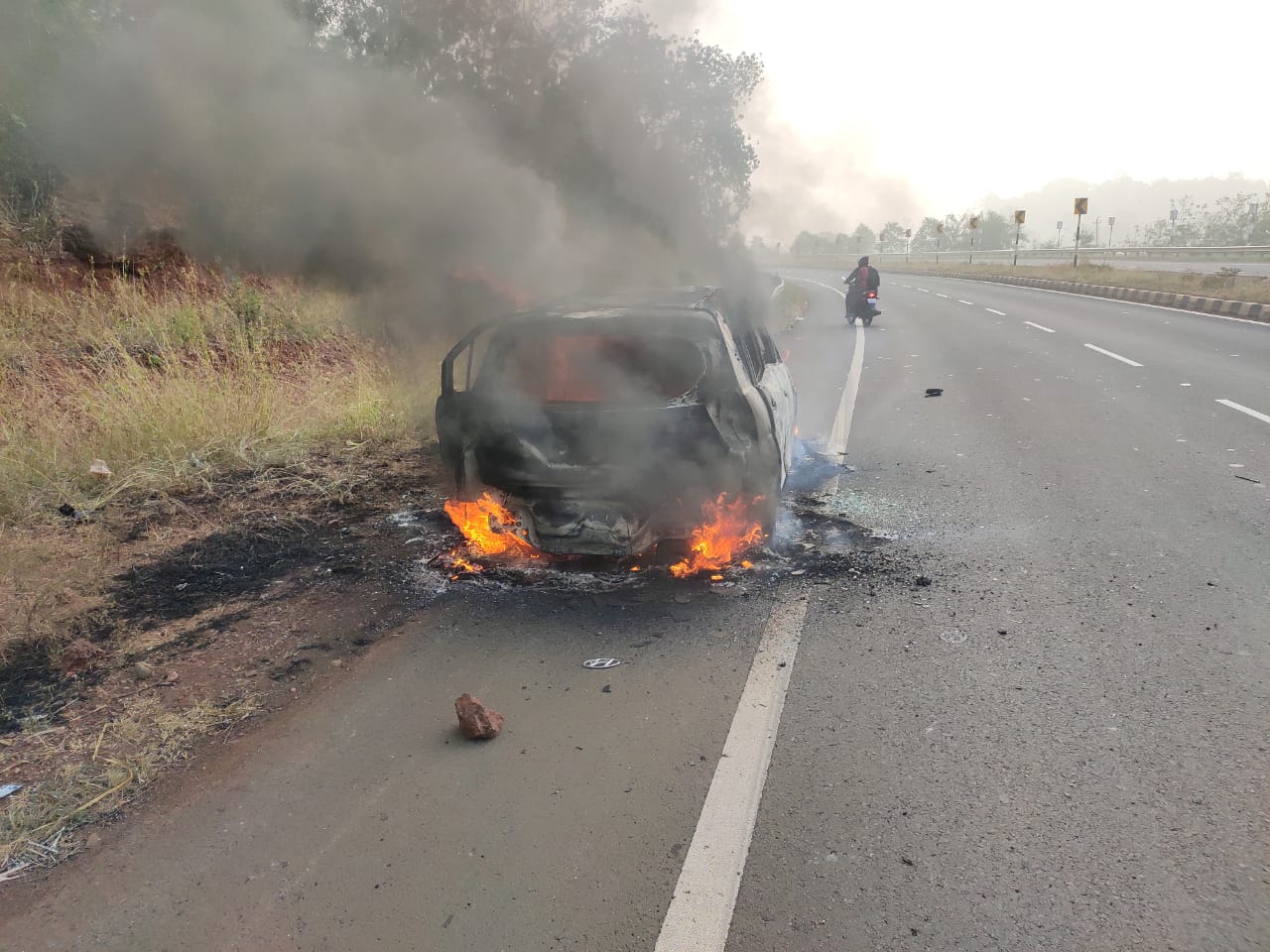 woman burned, woman burned alive, woman burned alive in car, woman burned alive in car in bidar, ಮಹಿಳೆ ದಹನ, ಮಹಿಳೆ ಸಜೀವ ದಹನ, ಕಾರಿನಲ್ಲೇ ಮಹಿಳೆ ಸಜೀವ ದಹನ, ಬೀದರ್​ನಲ್ಲಿ ಕಾರಿನಲ್ಲಿ ಮಹಿಳೆ ಸಜೀವ ದಹನ,