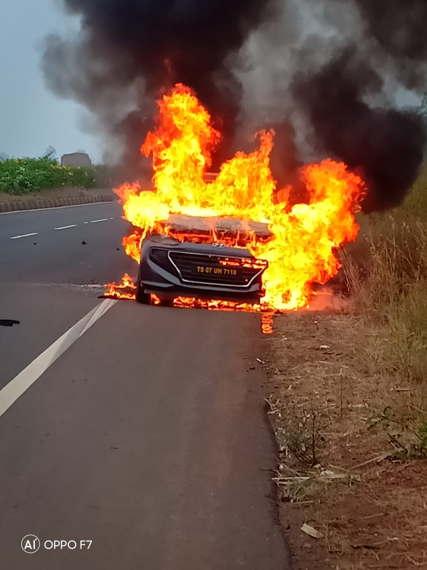 woman burned, woman burned alive, woman burned alive in car, woman burned alive in car in bidar, ಮಹಿಳೆ ದಹನ, ಮಹಿಳೆ ಸಜೀವ ದಹನ, ಕಾರಿನಲ್ಲೇ ಮಹಿಳೆ ಸಜೀವ ದಹನ, ಬೀದರ್​ನಲ್ಲಿ ಕಾರಿನಲ್ಲಿ ಮಹಿಳೆ ಸಜೀವ ದಹನ,