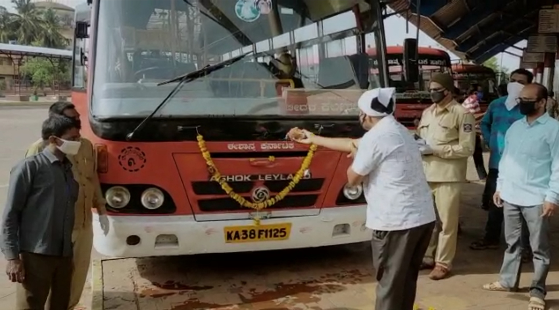 KSRTC Bus start, KSRTC Bus start in the state, KSRTC Bus start news, KSRTC Bus start live updated, KSRTC Bus start latest news, ಕೆಎಸ್​ಆರ್​ಟಿಸಿ ಬಸ್ ಆರಂಭ​, ರಾಜ್ಯದಲ್ಲಿ ಕೆಎಸ್​ಆರ್​ಟಿಸಿ ಬಸ್ ಆರಂಭ​, ಕೆಎಸ್​ಆರ್​ಟಿಸಿ ಬಸ್ ಆರಂಭ​ ಸುದ್ದಿ, ಕೆಎಸ್​ಆರ್​ಟಿಸಿ ಬಸ್ ಆರಂಭ​ ಅಪ್ಡೇಟ್​,