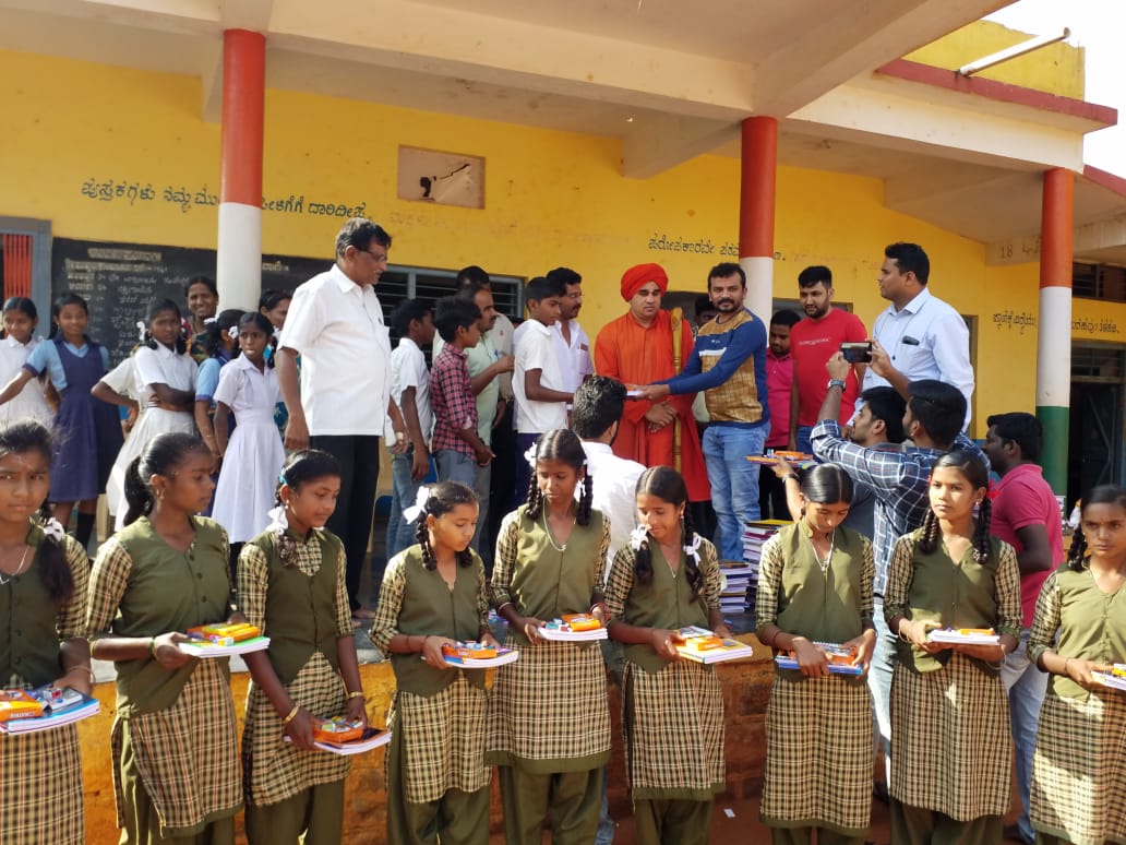 ಸಂತ್ರಸ್ತ ಮಕ್ಕಳಿಗೆ ಪುಸ್ತಕ ವಿತರಣೆ,  flood victims childrens