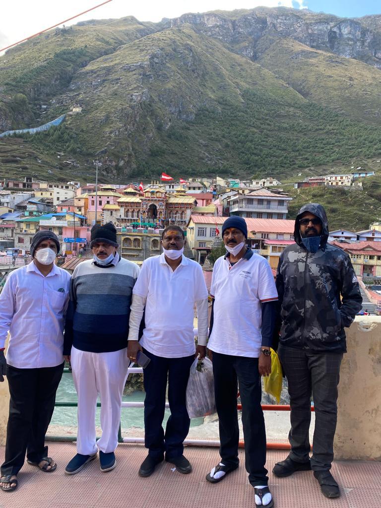 ramesh-jarakiholi-visits-the-badrinath-and-kedarnath-temple