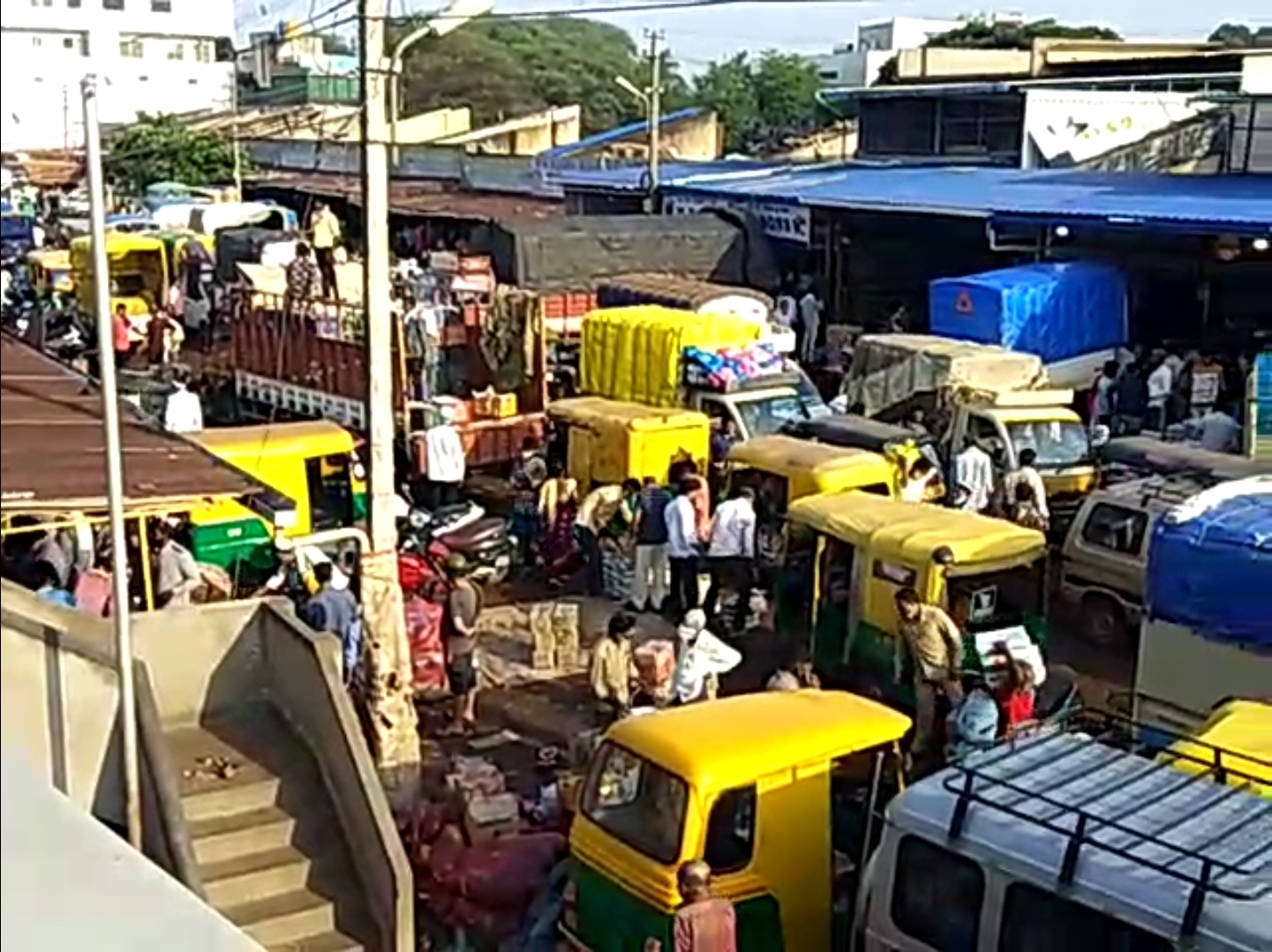 No covid rules followed, No covid rules followed in Belagavi fruit market, No covid rules followed news, ಕೋವಿಡ್​ ನಿಯಮ ಉಲ್ಲಂಘನೆ, ಬೆಳಗಾವಿ ಹಣ್ಣಿನ ಮಾರುಕಟ್ಟೆಯಲ್ಲಿ ಕೋವಿಡ್​ ನಿಯಮ ಉಲ್ಲಂಘನೆ, ಬೆಳಗಾವಿ ಕೋವಿಡ್​ ಸುದ್ದಿ,