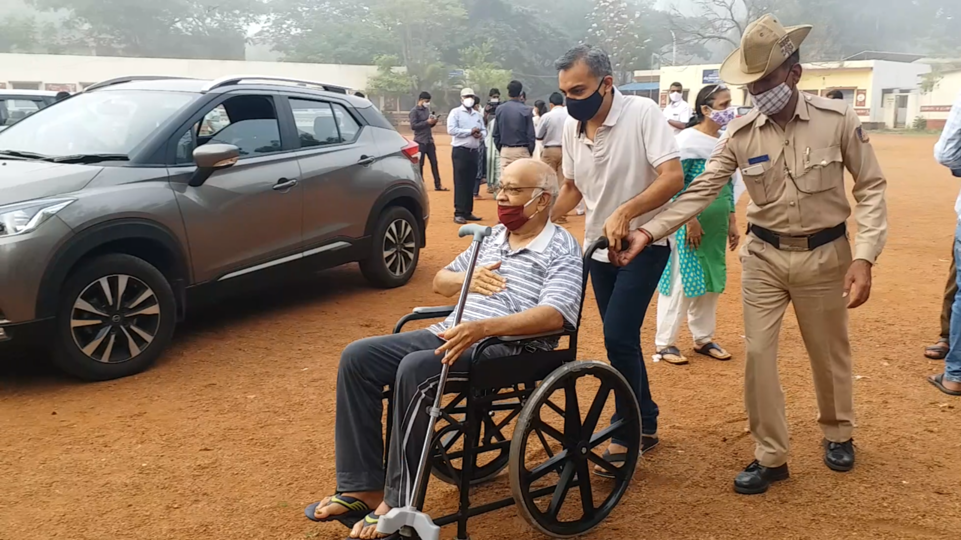 ವ್ಹೀಲ್ ಚೇರ್ ಸಹಾಯದಿಂದ ಮತಗಟ್ಟೆಗೆ ಬಂದ ವೃದ್ಧ