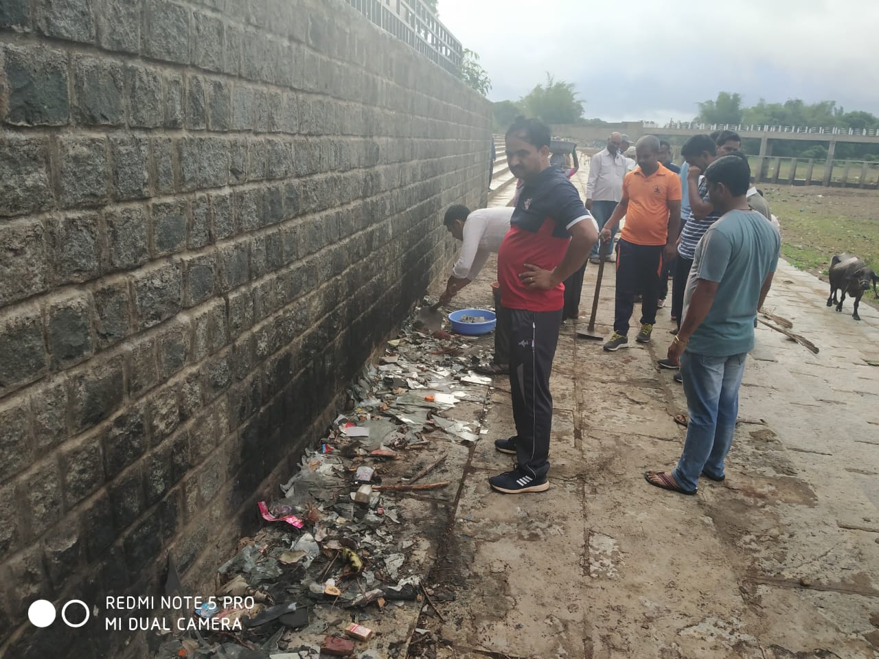 Tahsildar who participated in the cleanup of the river