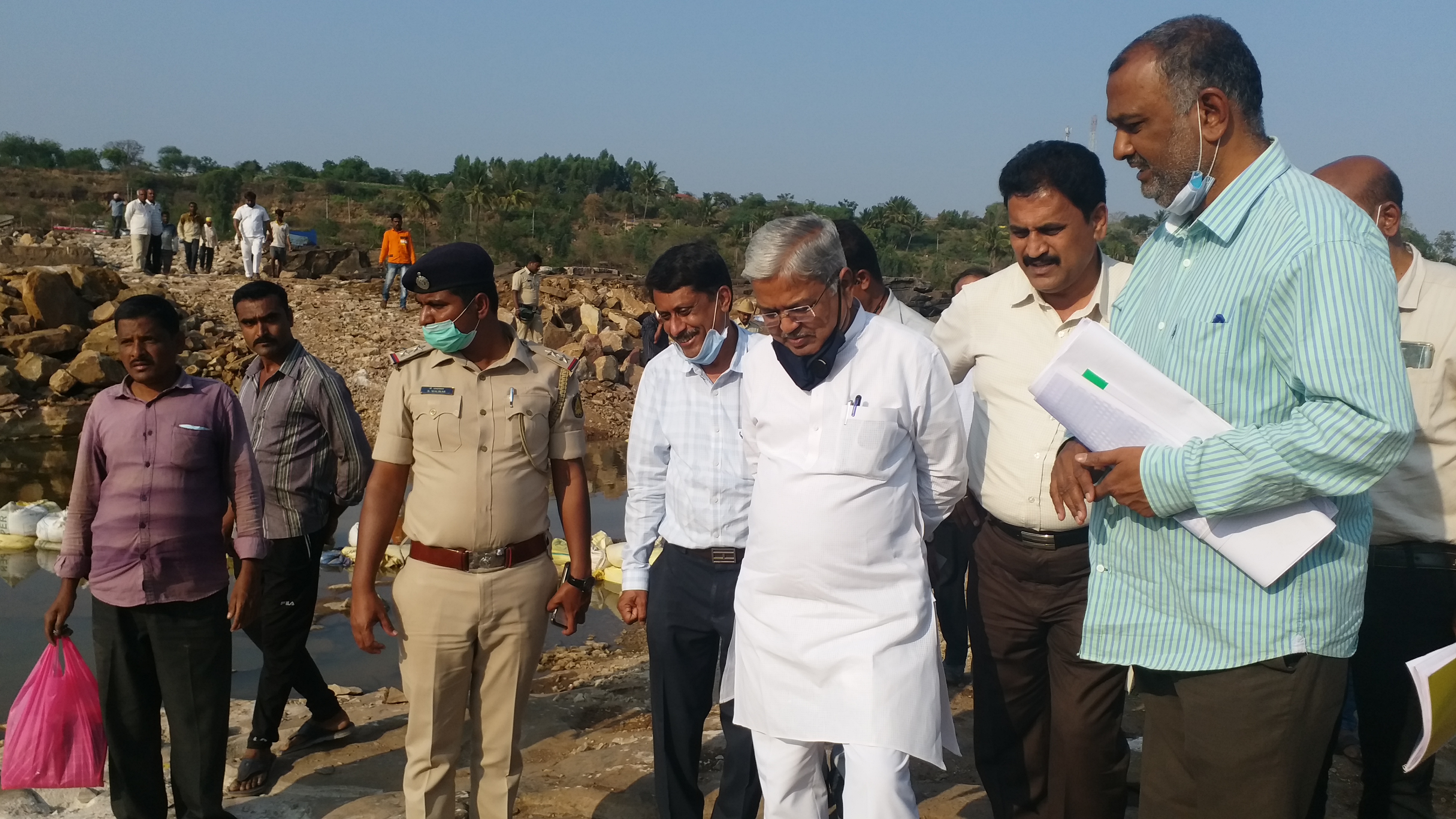 dcm-govinda-karjola-visits-gokak-falls-construction-at-belgavi