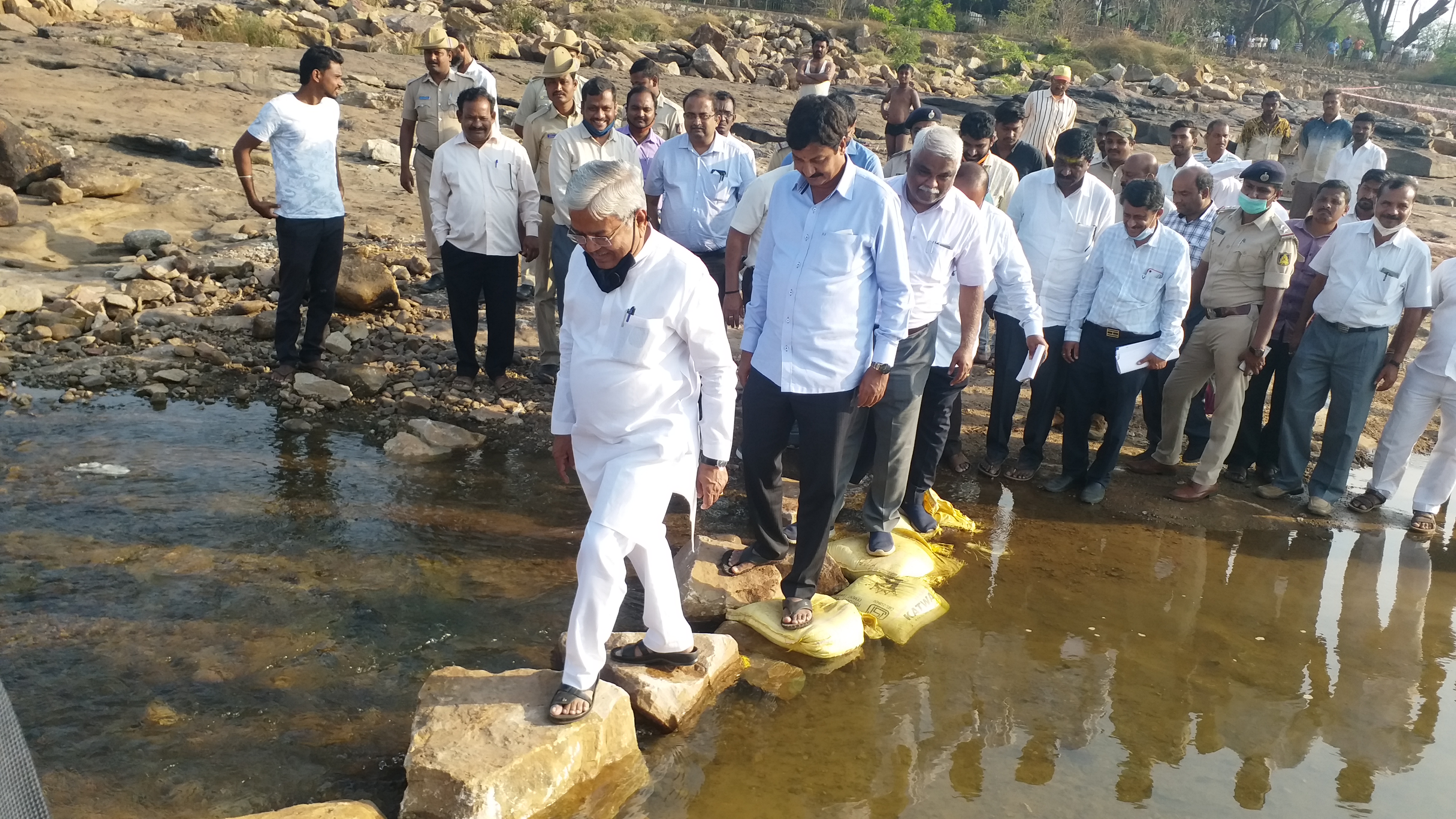 dcm-govinda-karjola-visits-gokak-falls-construction-at-belgavi