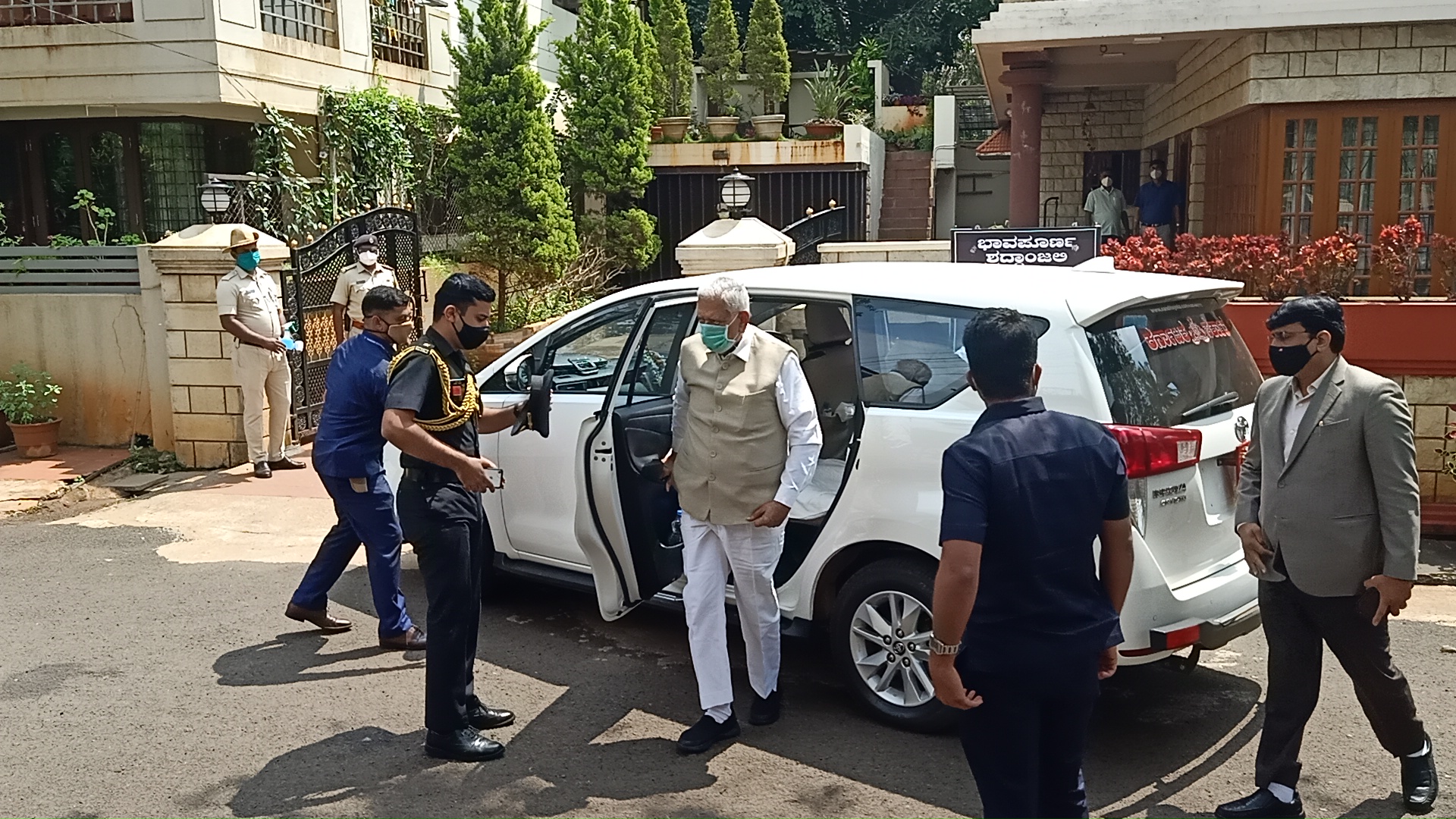 governor vajubhai vala visits suresh angadi family