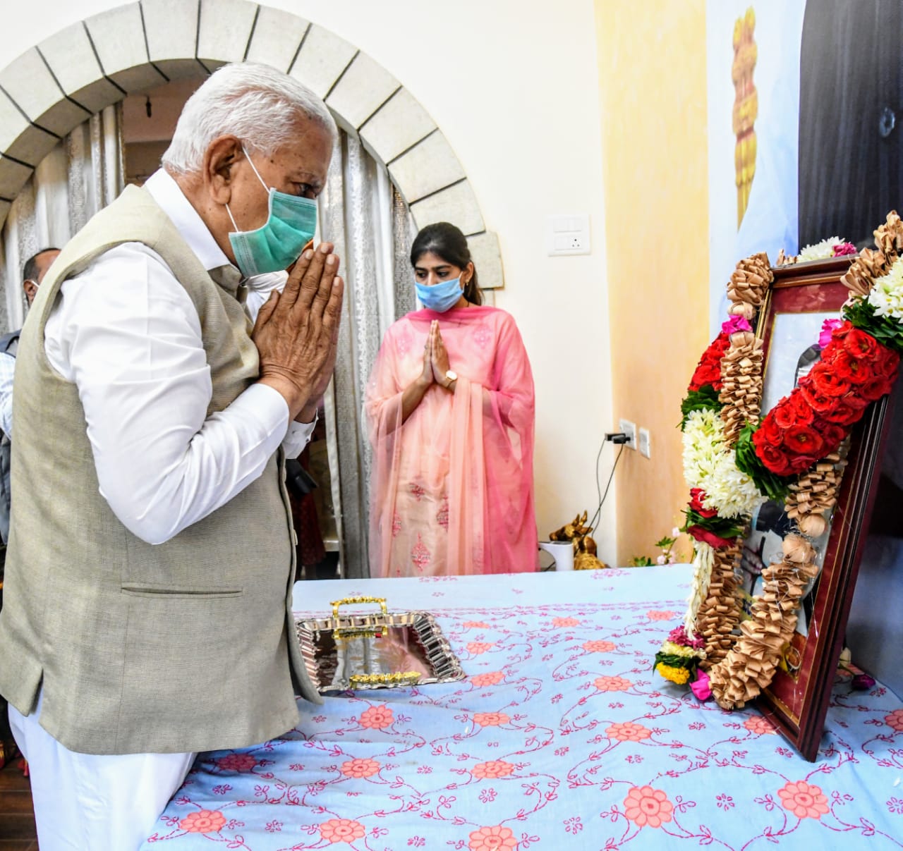 governor vajubhai vala visits suresh angadi family