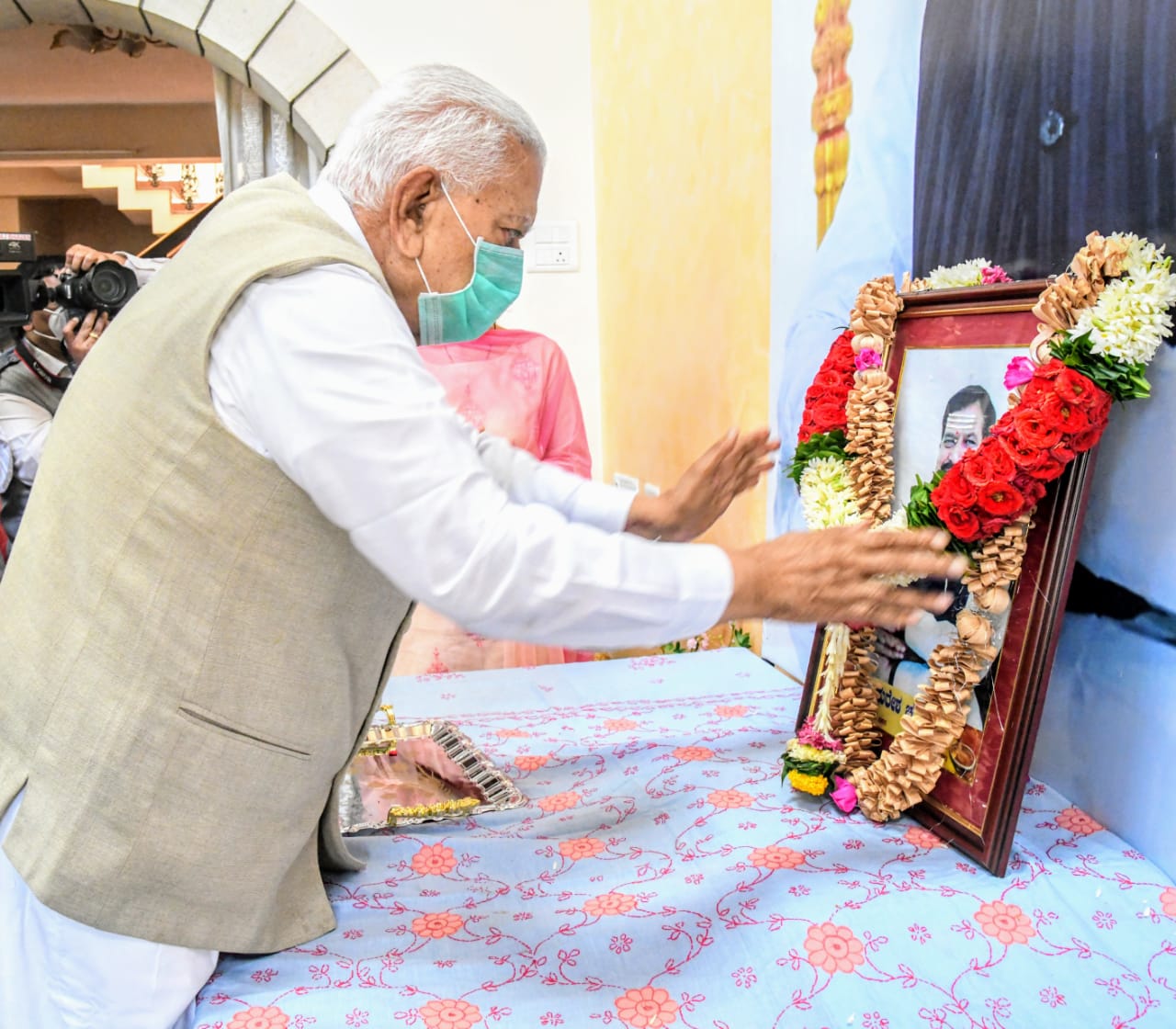 governor vajubhai vala visits suresh angadi family