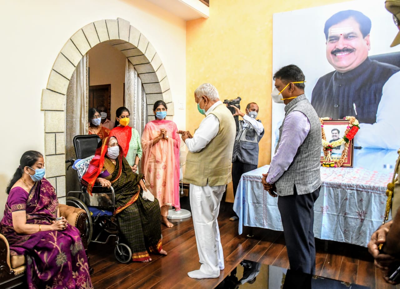 governor vajubhai vala visits suresh angadi family