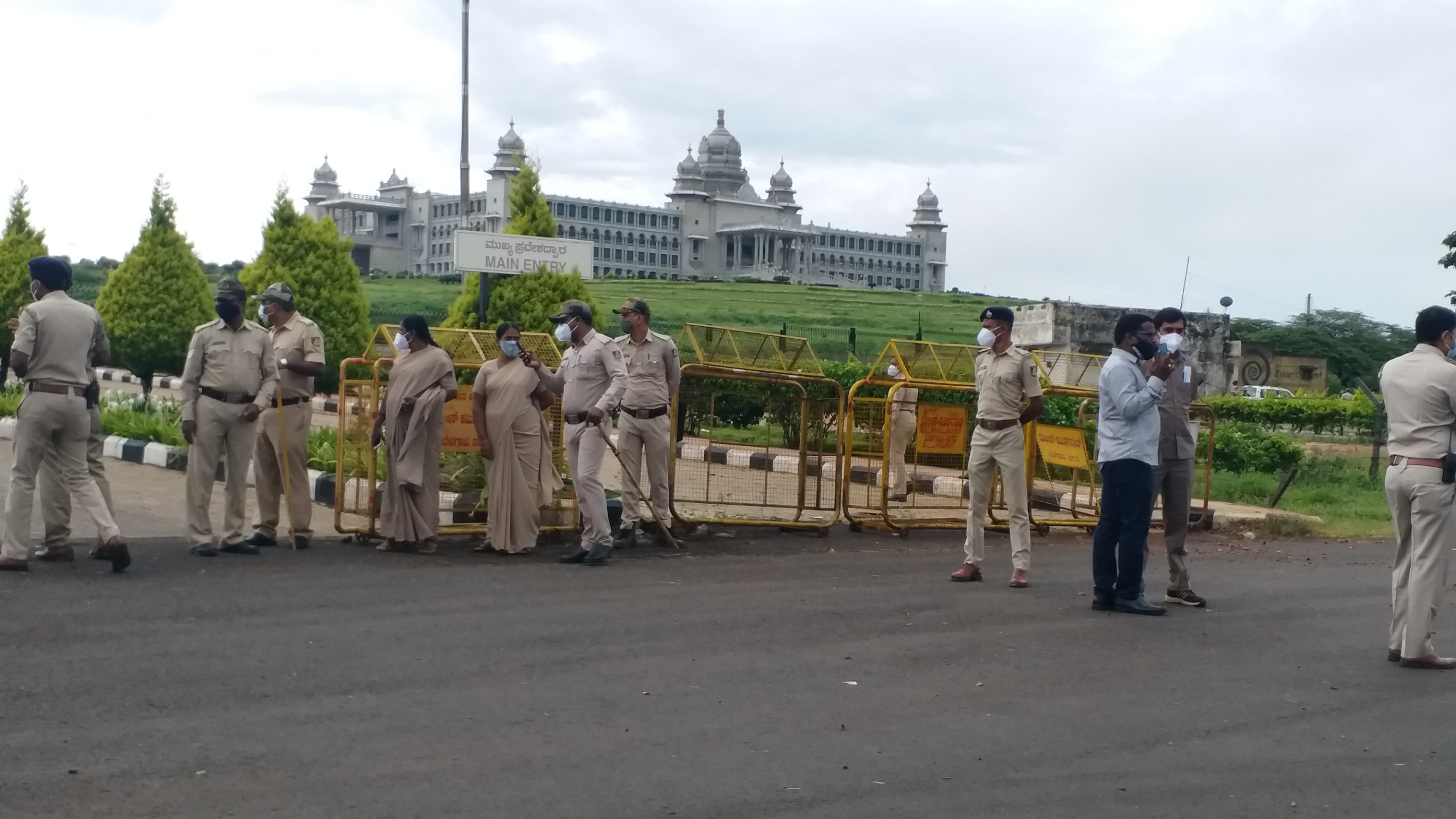 Farmers protest, Farmers protest for CM Yediyurappa visit, Farmers protest for CM Yediyurappa visit to Belagavi,  Farmers protest,  Farmers protest news, ರೈತರು ಪ್ರತಿಭಟನೆ, ಸಿಎಂ ಯಡಿಯೂರಪ್ಪ ಭೇಟಿ ಹಿನ್ನೆಲೆ ರೈತರ ಪ್ರತಿಭಟನೆ, ಬೆಳಗಾವಿಗೆ ಸಿಎಂ ಯಡಿಯೂರಪ್ಪ ಭೇಟಿ ಹಿನ್ನೆಲೆ ರೈತರ ಪ್ರತಿಭಟನೆ, ರೈತರು ಪ್ರತಿಭಟನೆ, ಬೆಳಗಾವಿ ರೈತರು ಪ್ರತಿಭಟನೆ ಸುದ್ದಿ,